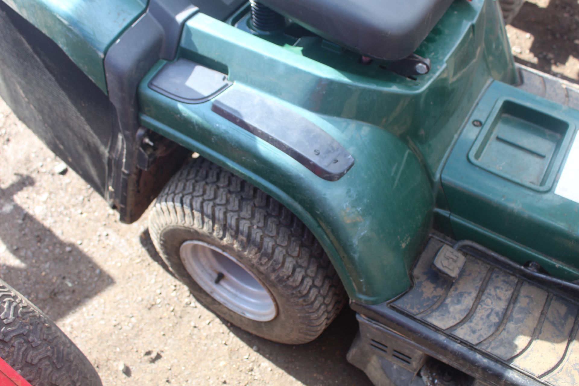 Atco GT30H hydrostatic ride-on mower. With collector. Key held. - Image 10 of 21