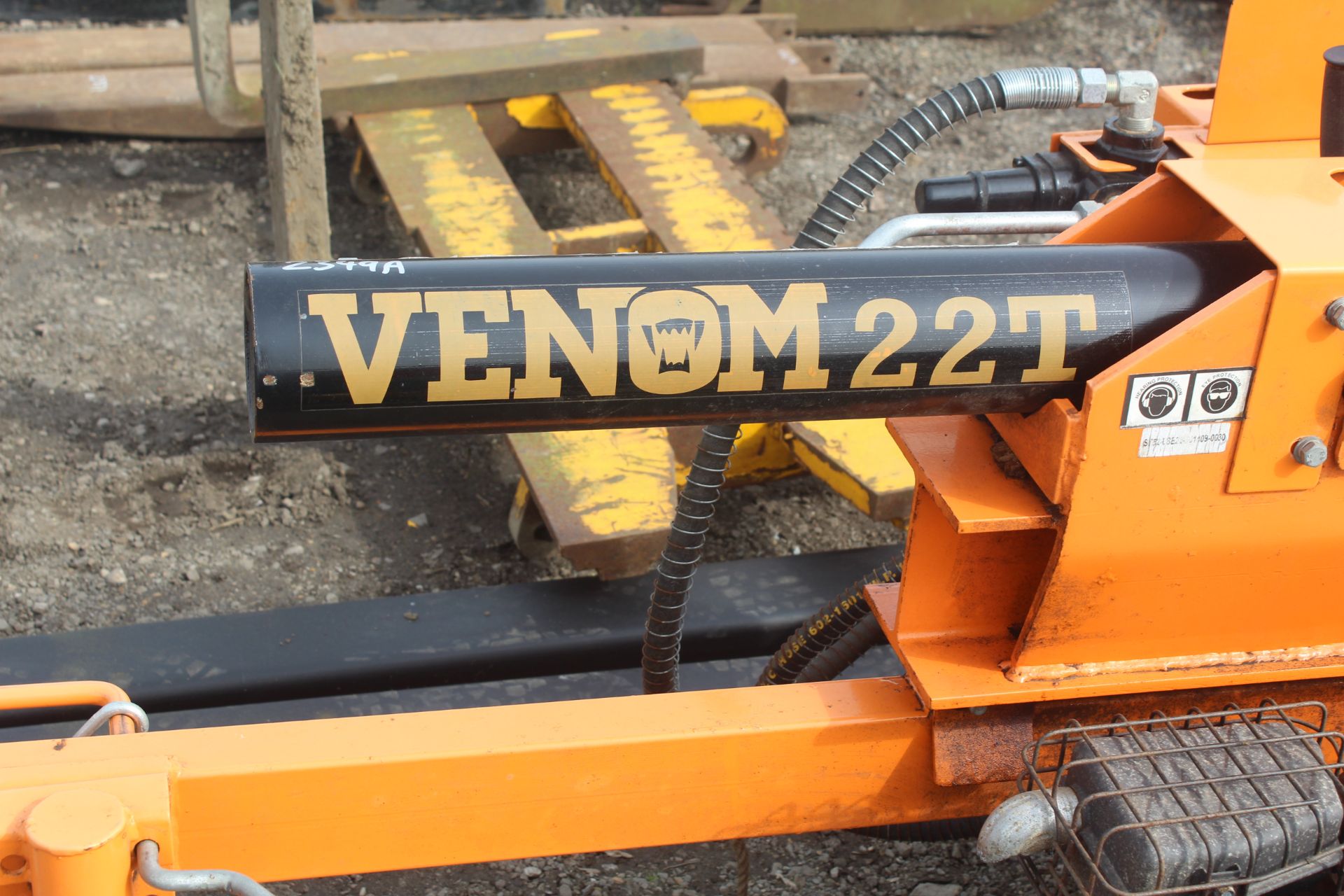 Venom 22T petrol fast tow trailed log splitter. With petrol engine. Manual held - Image 3 of 21