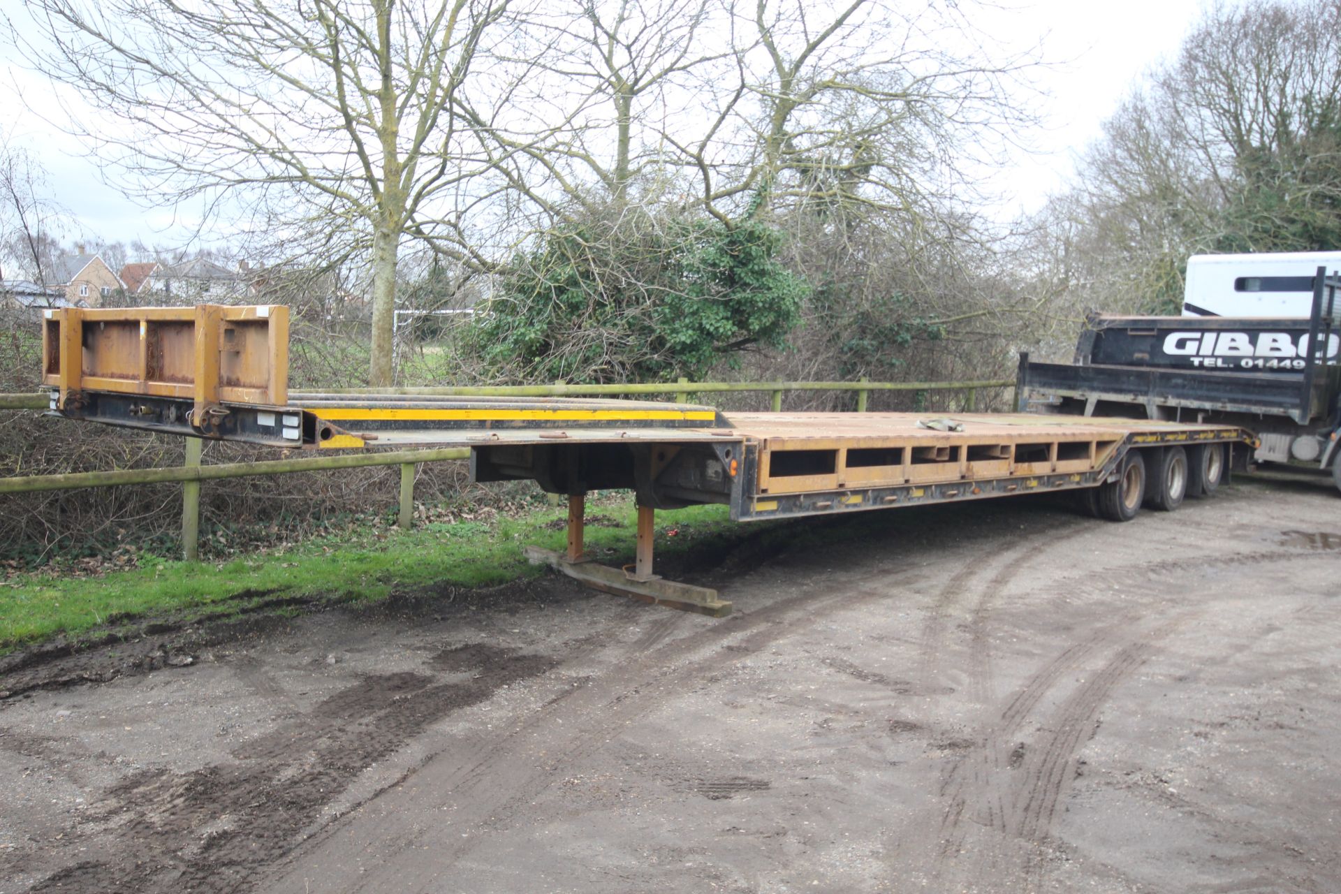 SM Trailers 37.3T 13.7m tri-axle step frame beavertail low loader trailer. Registration C198677.