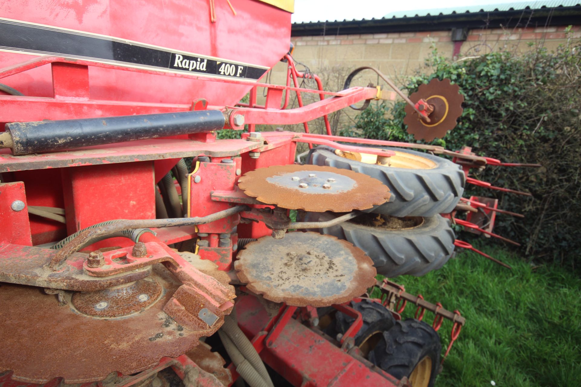 Vaderstad Rapid 400F 4m drill. Comprising rigid tines, two rows of disc coulters, tyre packer, - Image 12 of 38