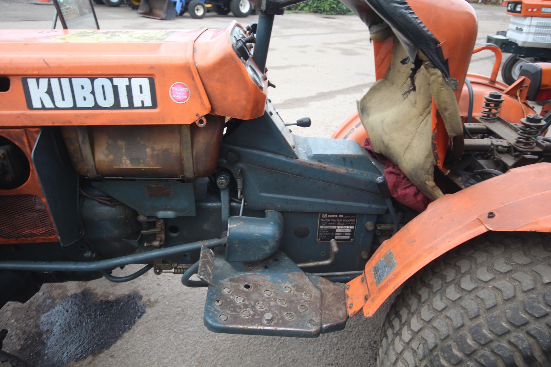 Kubota B7100 HST 4WD compact tractor. 3,134 hours. 29/12.00-15 rear turf wheels and tyres. Front - Bild 22 aus 41