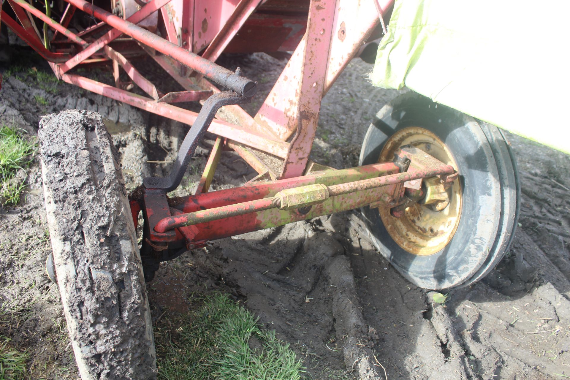 Massey Ferguson 788 8ft cut combine. Registration EBJ 851C (no paperwork). 12.4/11-28 front wheels - Image 36 of 53