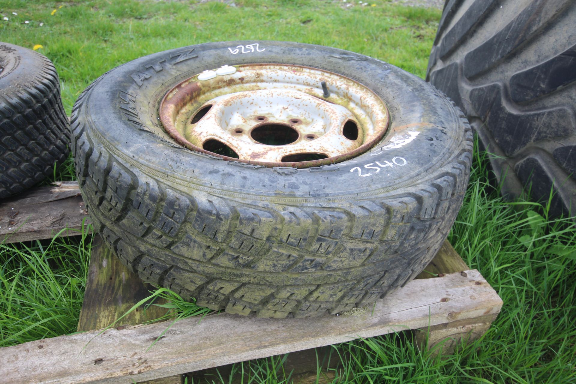 235/75R15 4x4 wheel and tyre. V - Image 2 of 4
