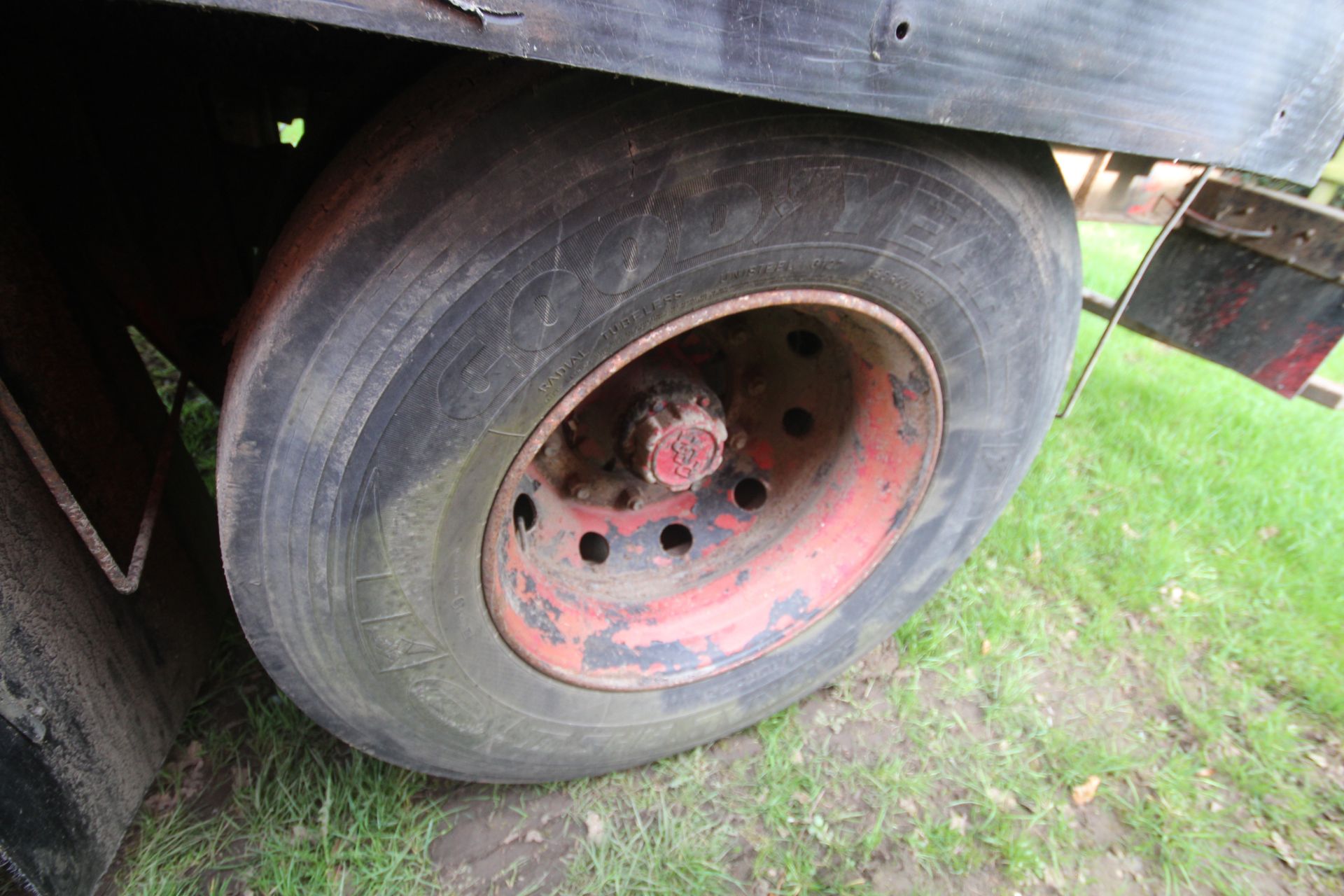 19ft 6in twin axle tractor drawn livestock trailer. Ex-lorry drag. With steel suspension and twin - Image 16 of 34