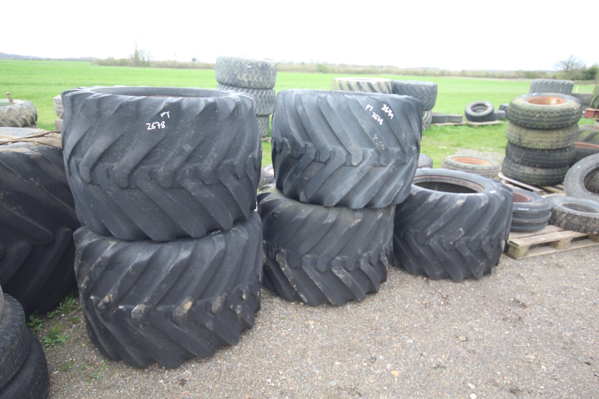 5x 700/45-22.5 flotation tyres.