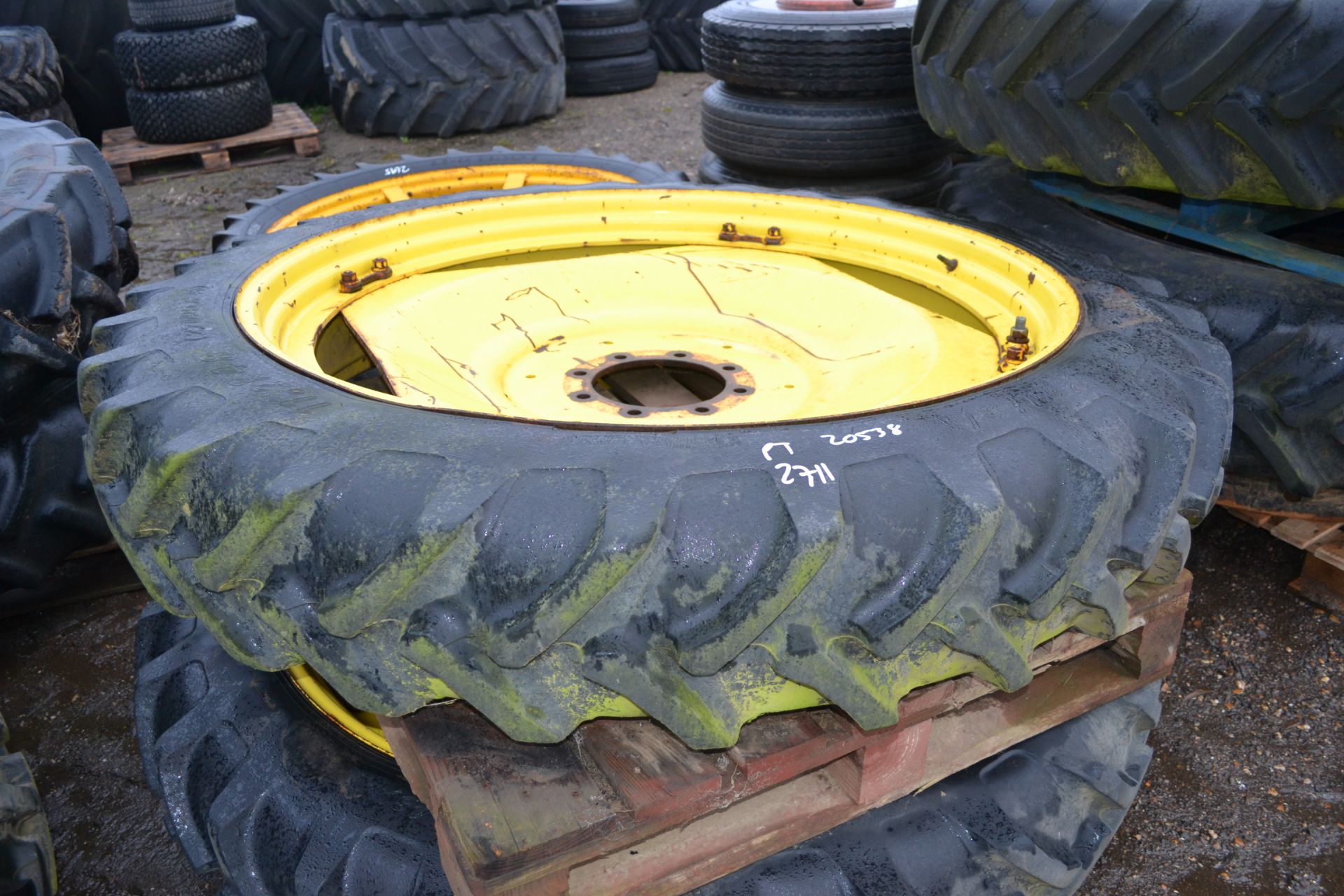 Set of John Deere rowcrop wheels and tyres. Comprising 11.2R48 rears @ 80% and 12.4R32 fronts @ 90%. - Image 4 of 9