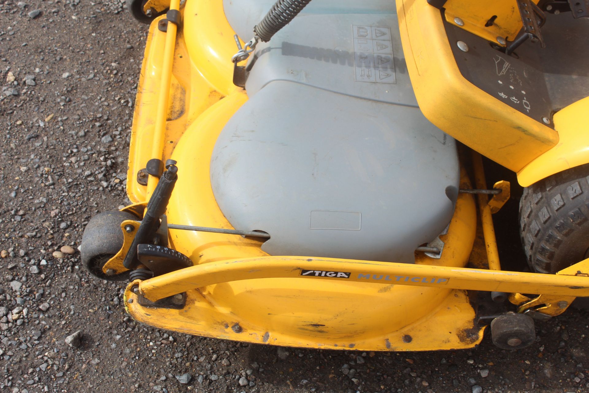 Stiga Park Comfort hydrostatic 2WD ride-on out front mower. 2005. Key held. - Image 5 of 24