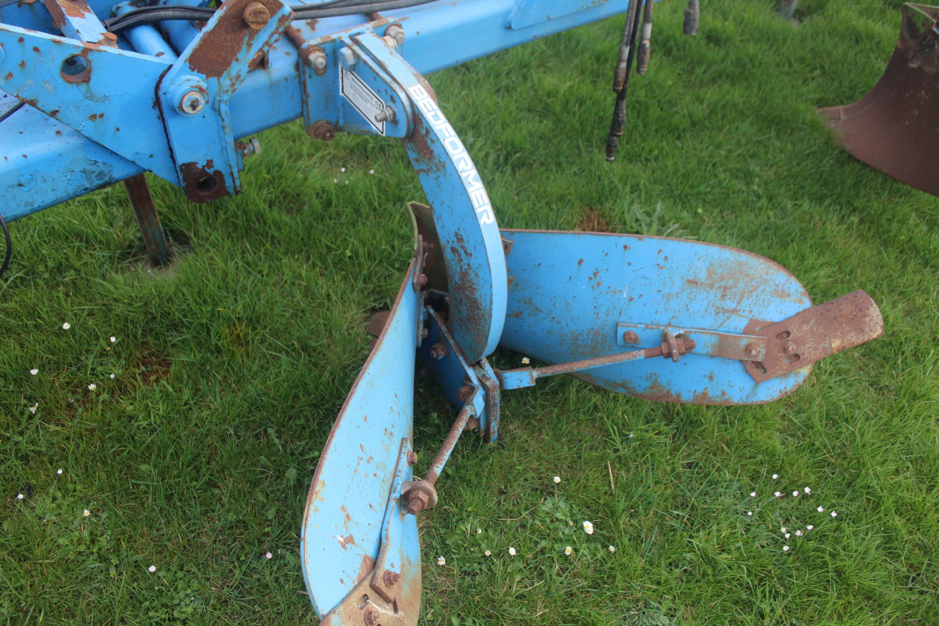 Standen hydraulic folding four row bed former. Serial number 298. 2011. With bout marker brackets - Image 18 of 36