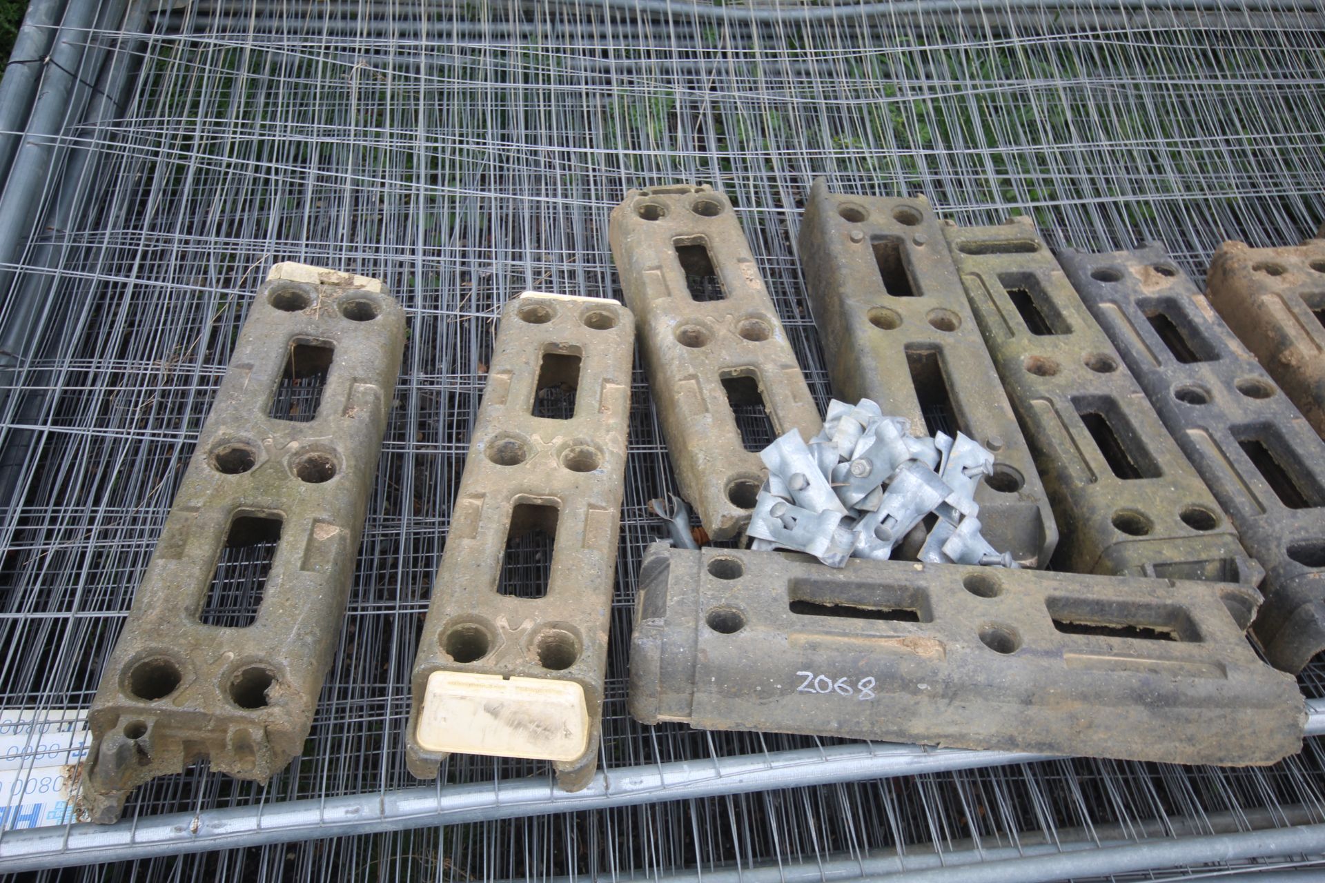 Quantity of Heras fence panels, clips and feet. - Image 4 of 8