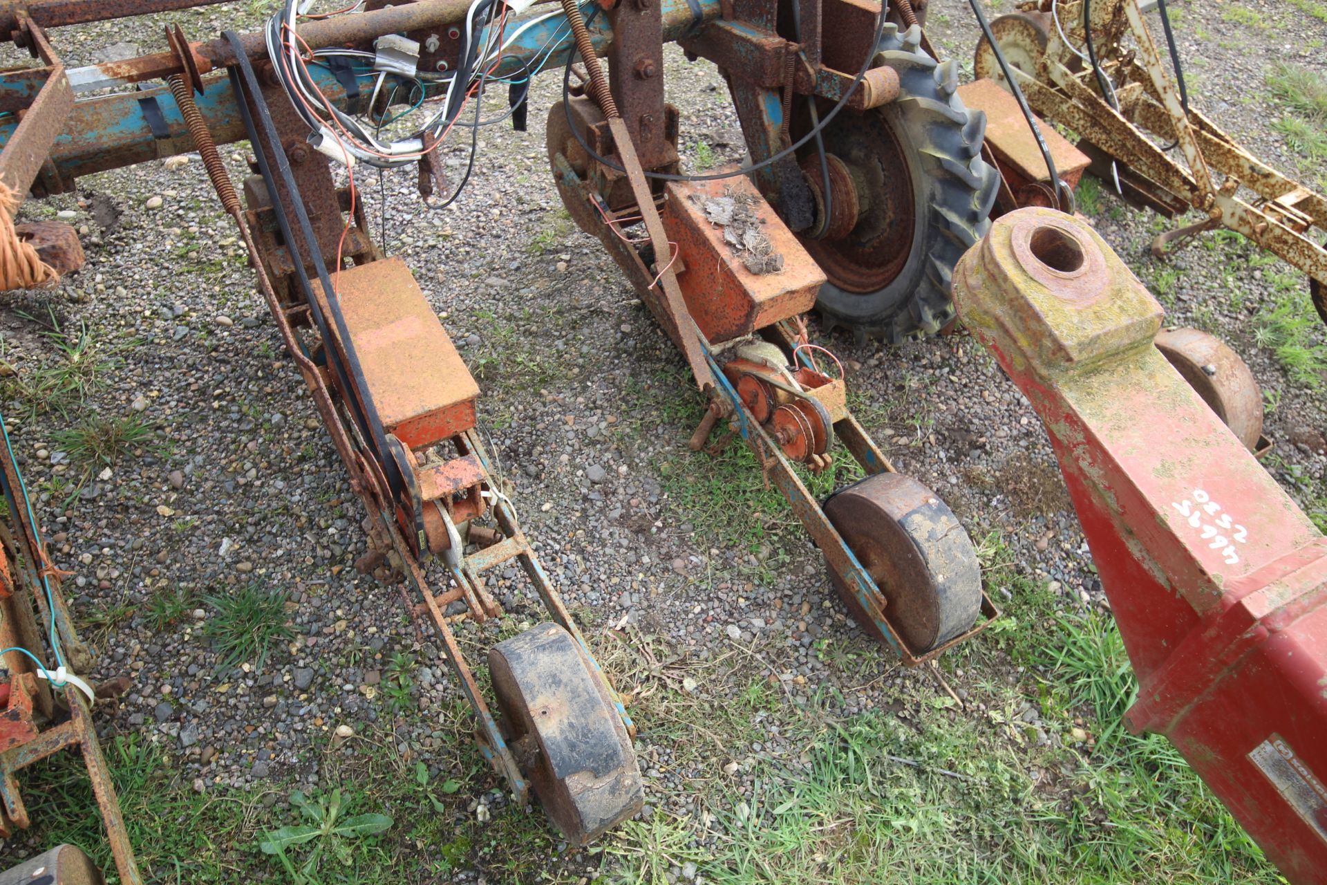 Six row beet drill. For spares/ reapir. V - Bild 6 aus 12