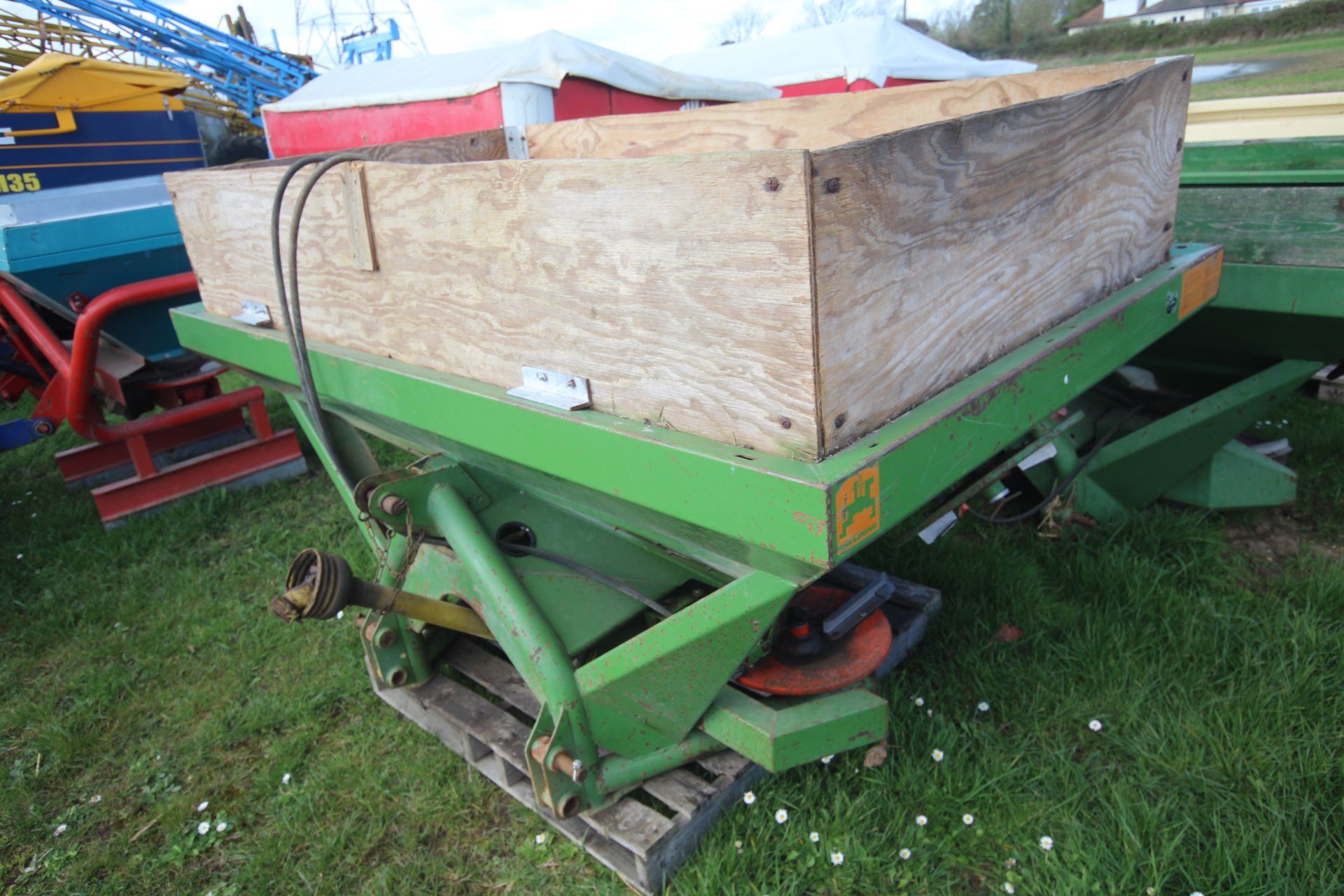 Amazon ZA-U 1001 12m twin disc fertiliser spreader. For sale due to retirement. V - Image 4 of 19