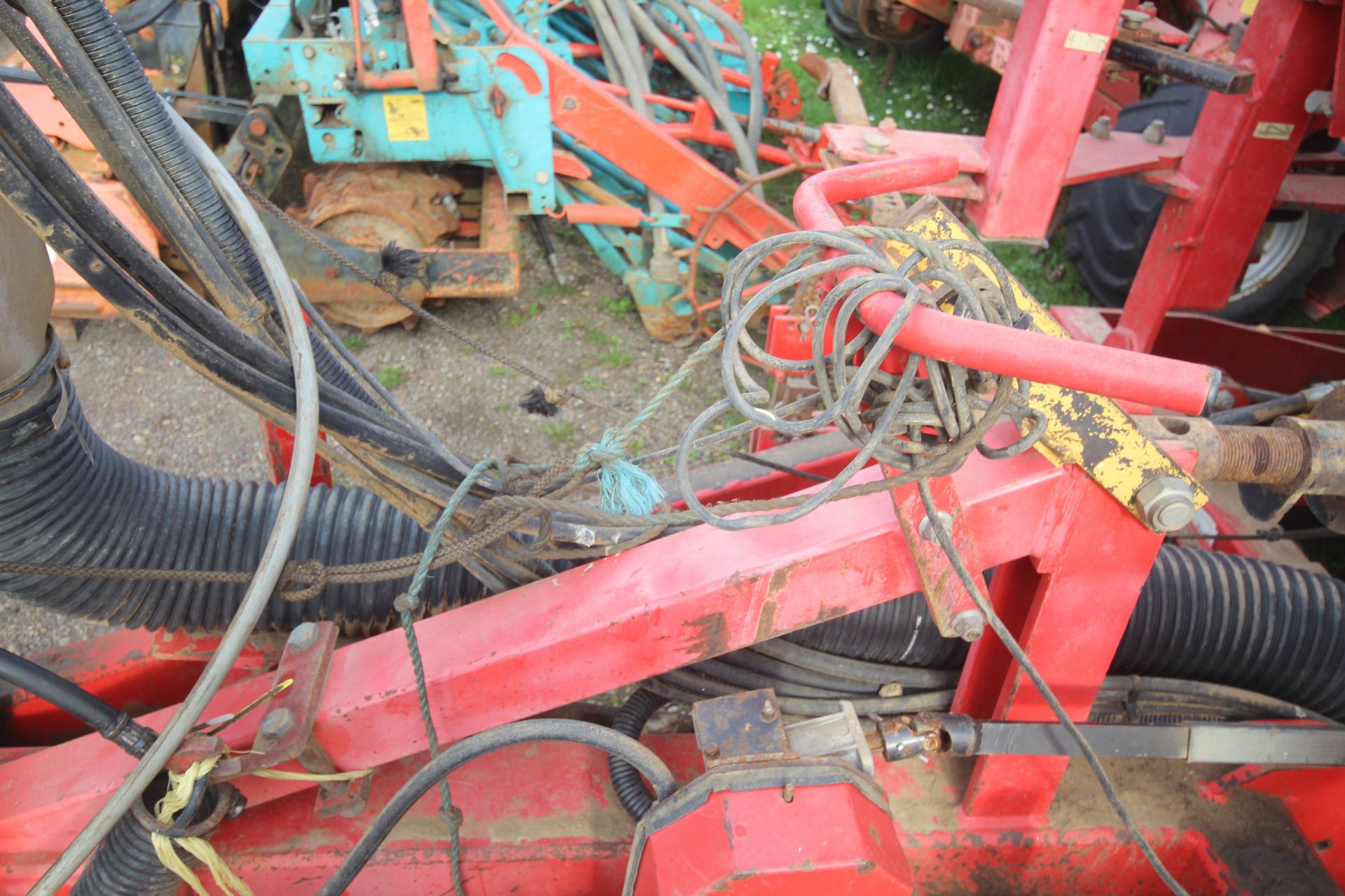 Vaderstad Rapid 400F 4m drill. Comprising rigid tines, two rows of disc coulters, tyre packer, - Image 6 of 38