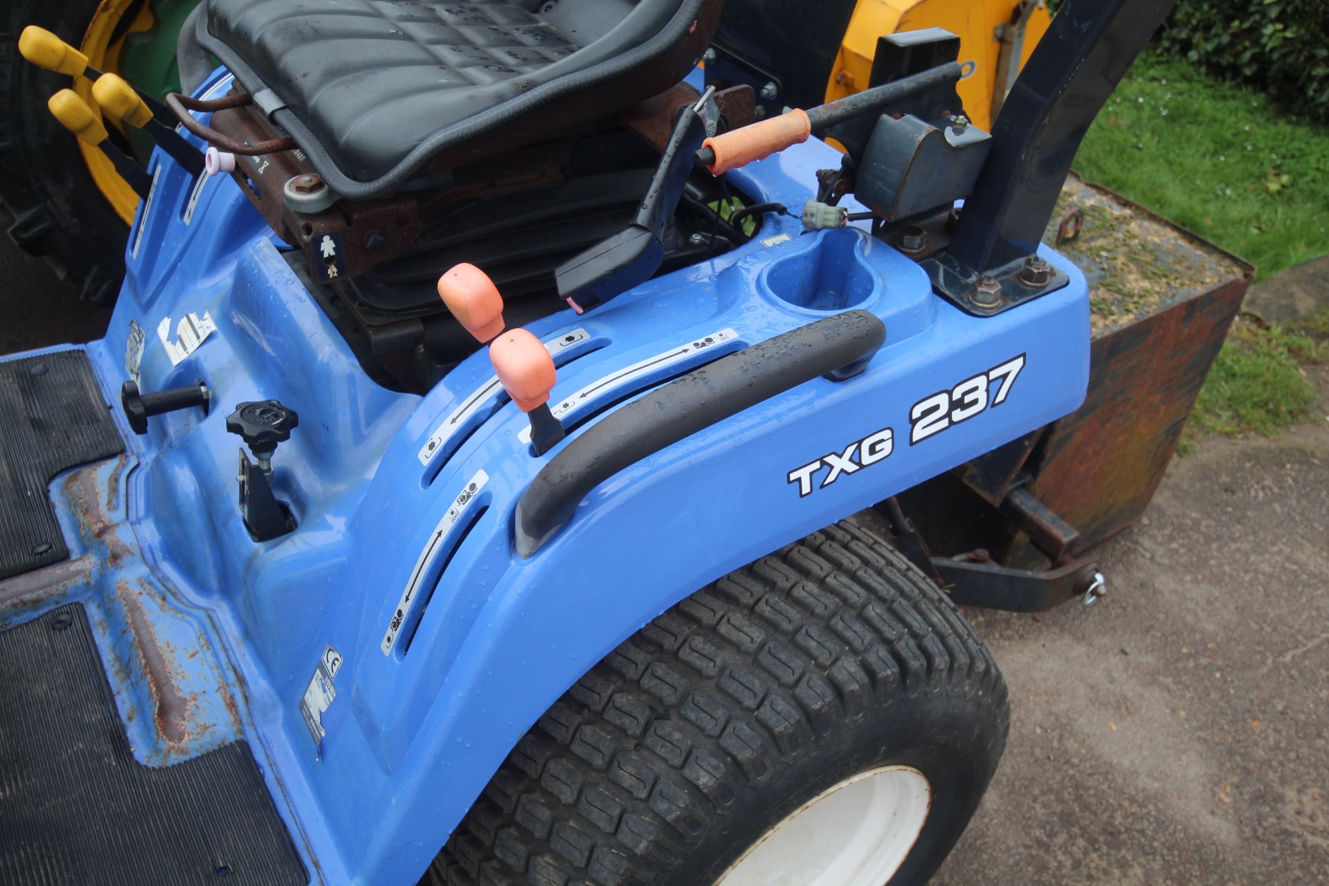 Iseki TGX237 4WD hydrostatic compact tractor. 2010. 605 hours. 26x12.00-12 rear turf wheels and - Bild 14 aus 39