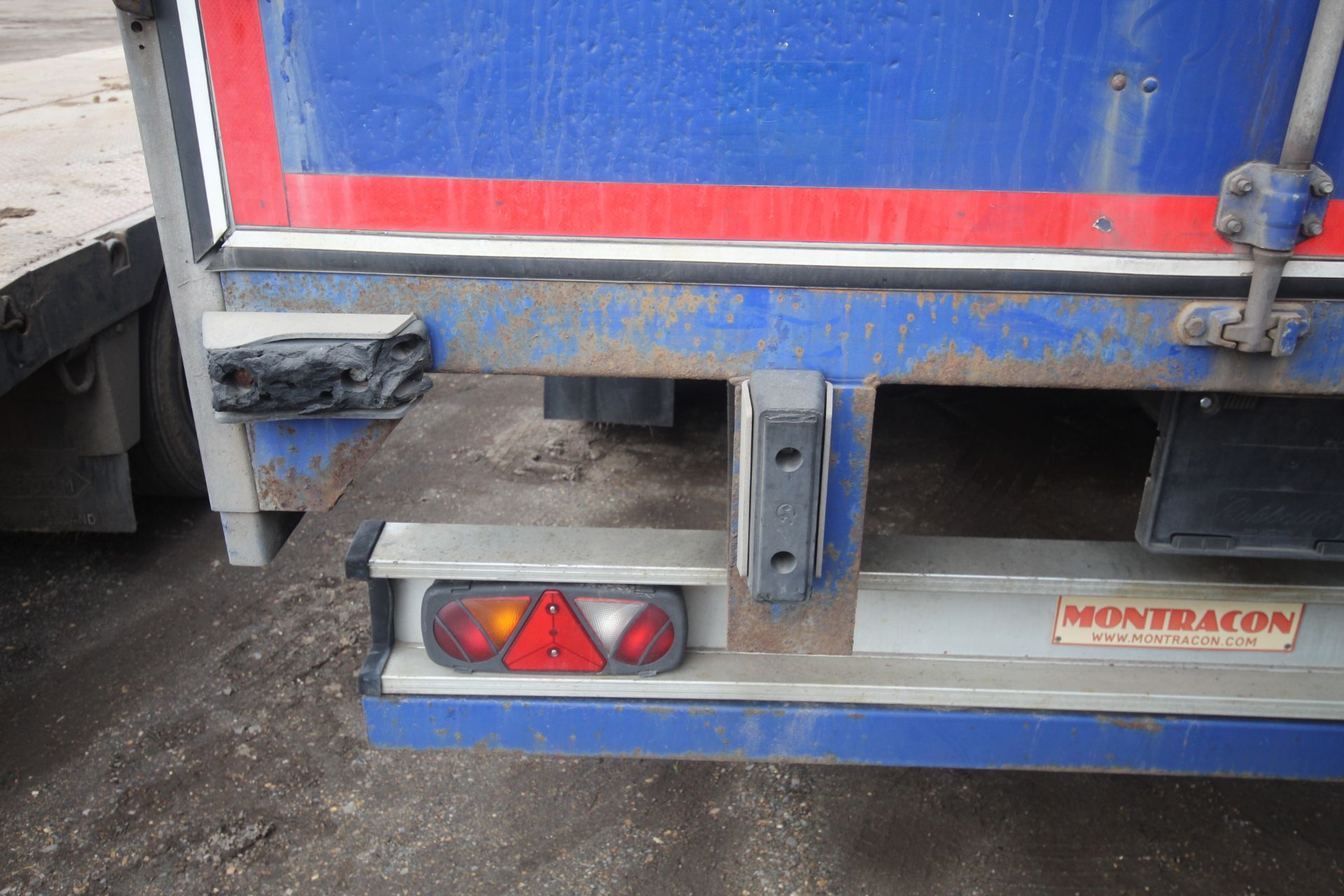 **CATALOGUE CHANGE** Montracon 39T 13.7m tri-axle curtain-side trailer. Registration C224538. Date - Image 35 of 74