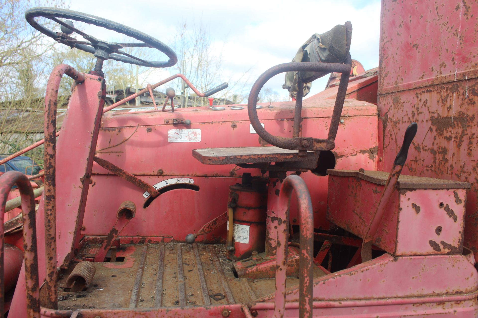 Massey Ferguson 788 8ft cut combine. Registration EBJ 851C (no paperwork). 12.4/11-28 front wheels - Image 24 of 53