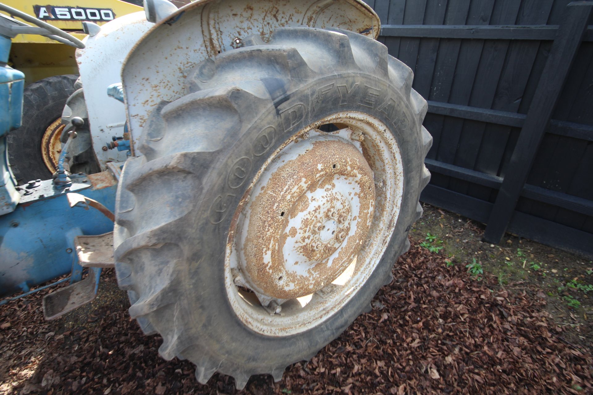 Ford 4000 Pre-Force 2WD tractor. Registration SRT 439F (expired). 13.6R36 rear wheels and tyres @ - Image 18 of 45