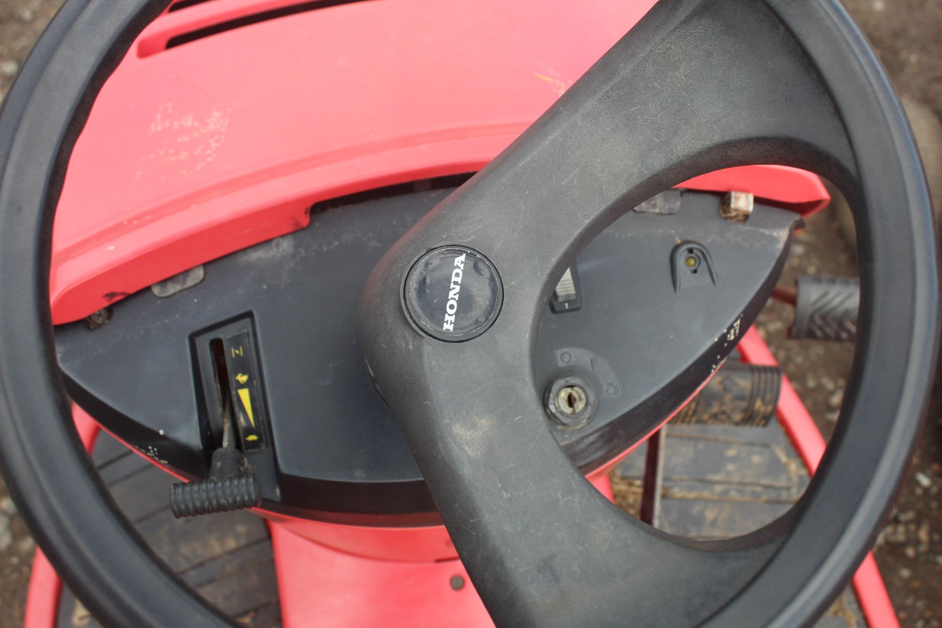 Honda Hydrostatic 2113 ride on mower. For spares or repair. Key held. - Image 20 of 20