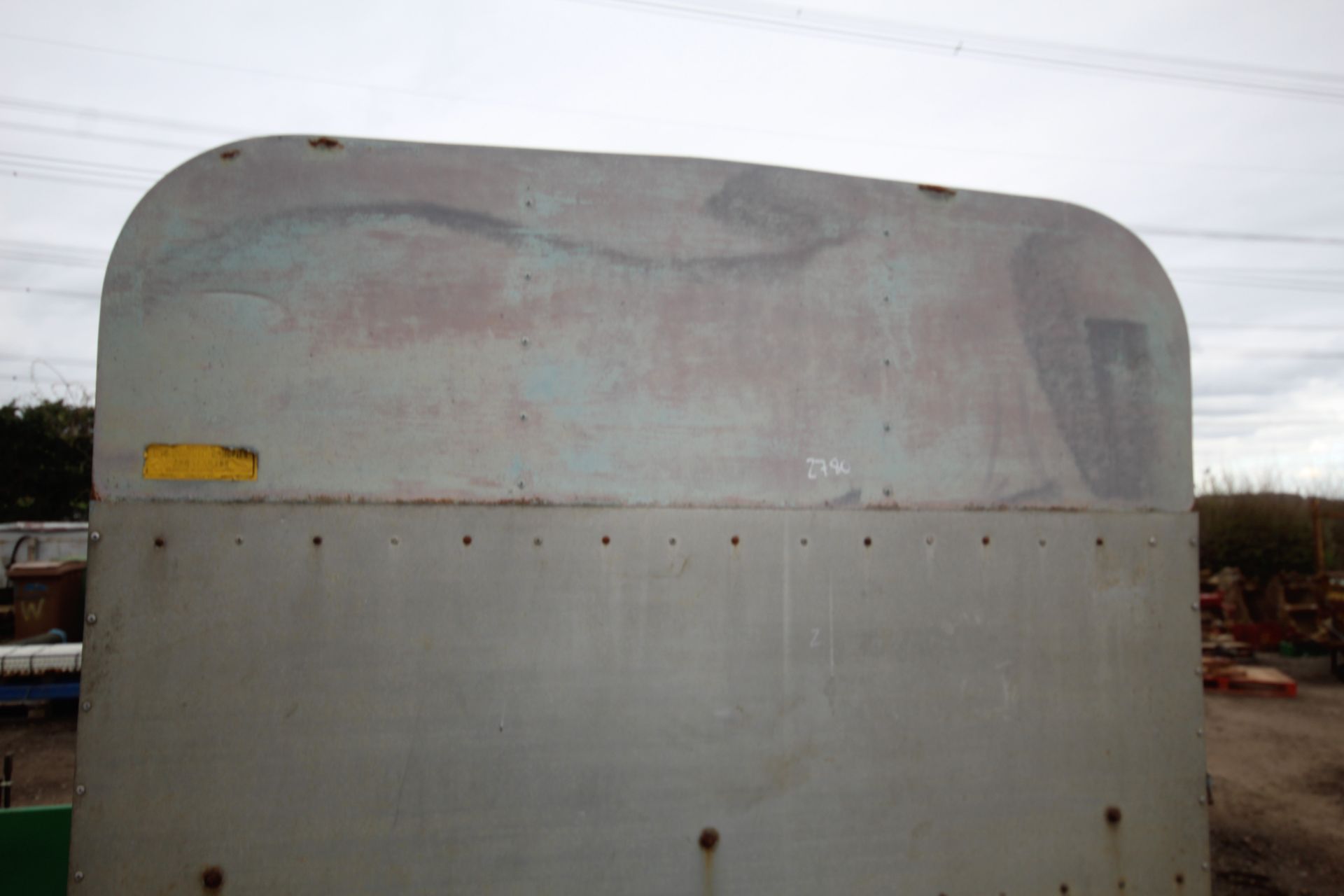 Twin axle livestock trailer. - Image 4 of 38