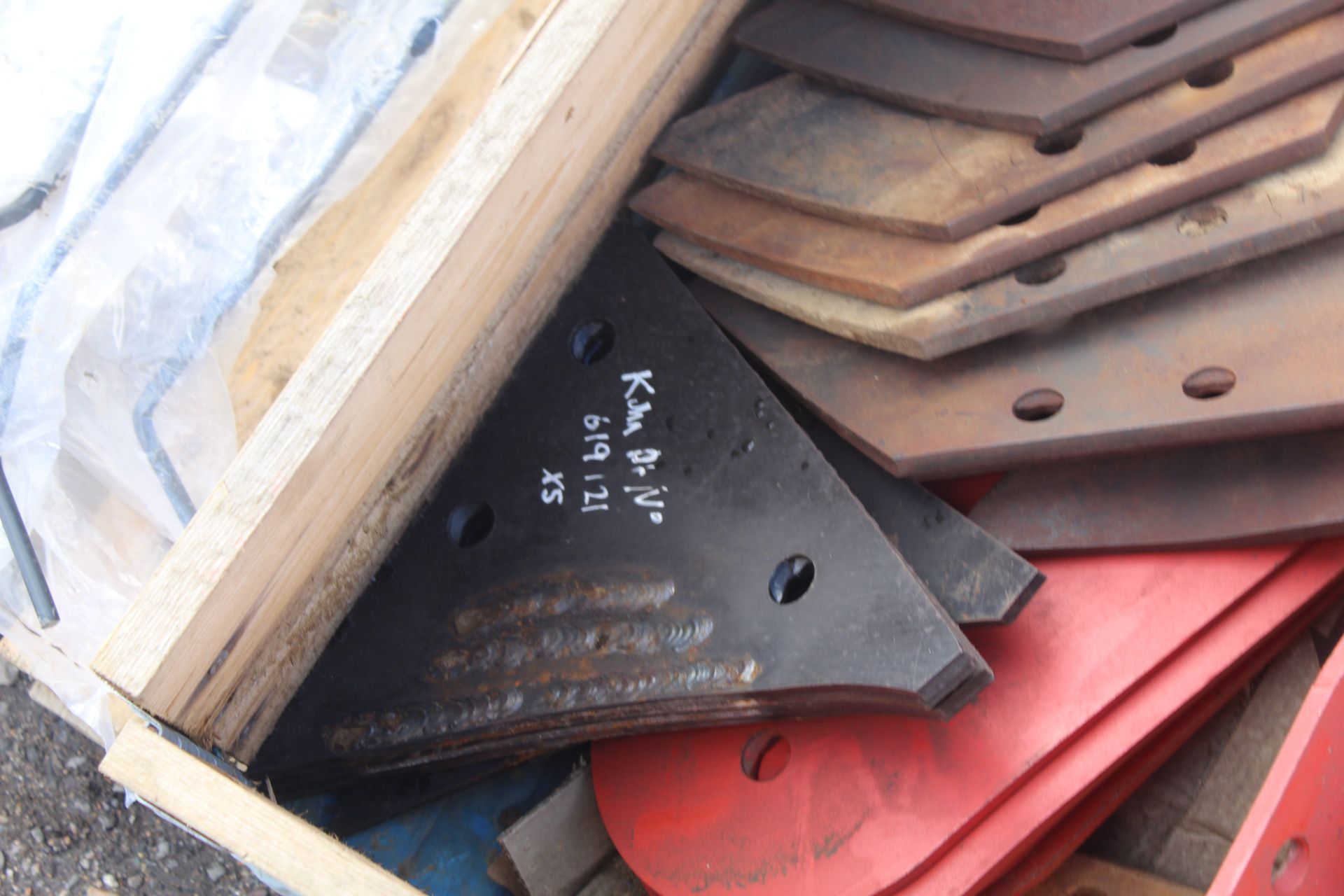 Quantity of unused Kuhn Plough parts. To include 5 pairs of H4 Mouldboards, 5 pairs of Cutters, 5 - Bild 2 aus 6