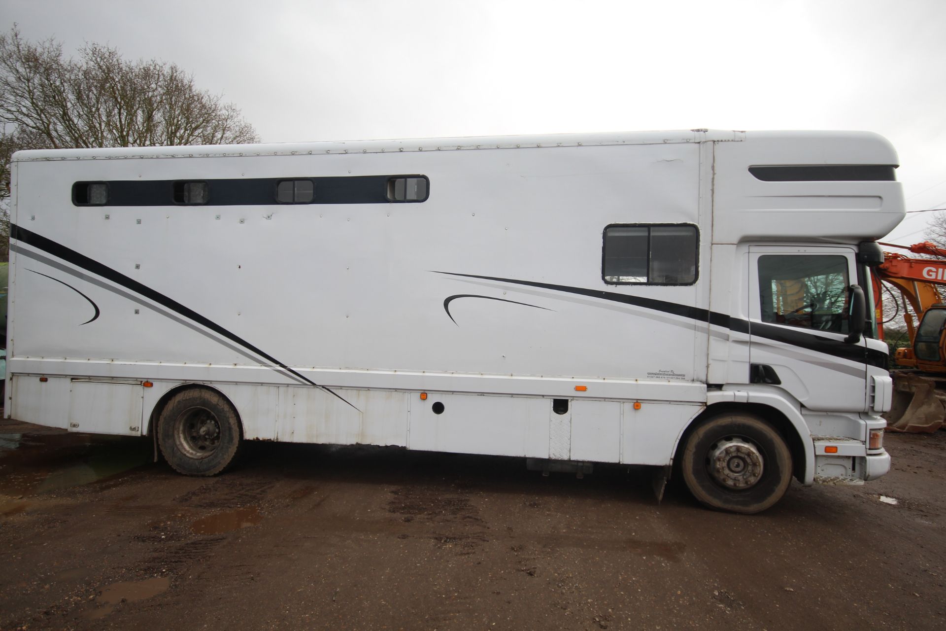 Scania 94D 260 18T 4x2 coachbuilt five horse horsebox. Registration RX03 ENP. Date of first - Image 2 of 79