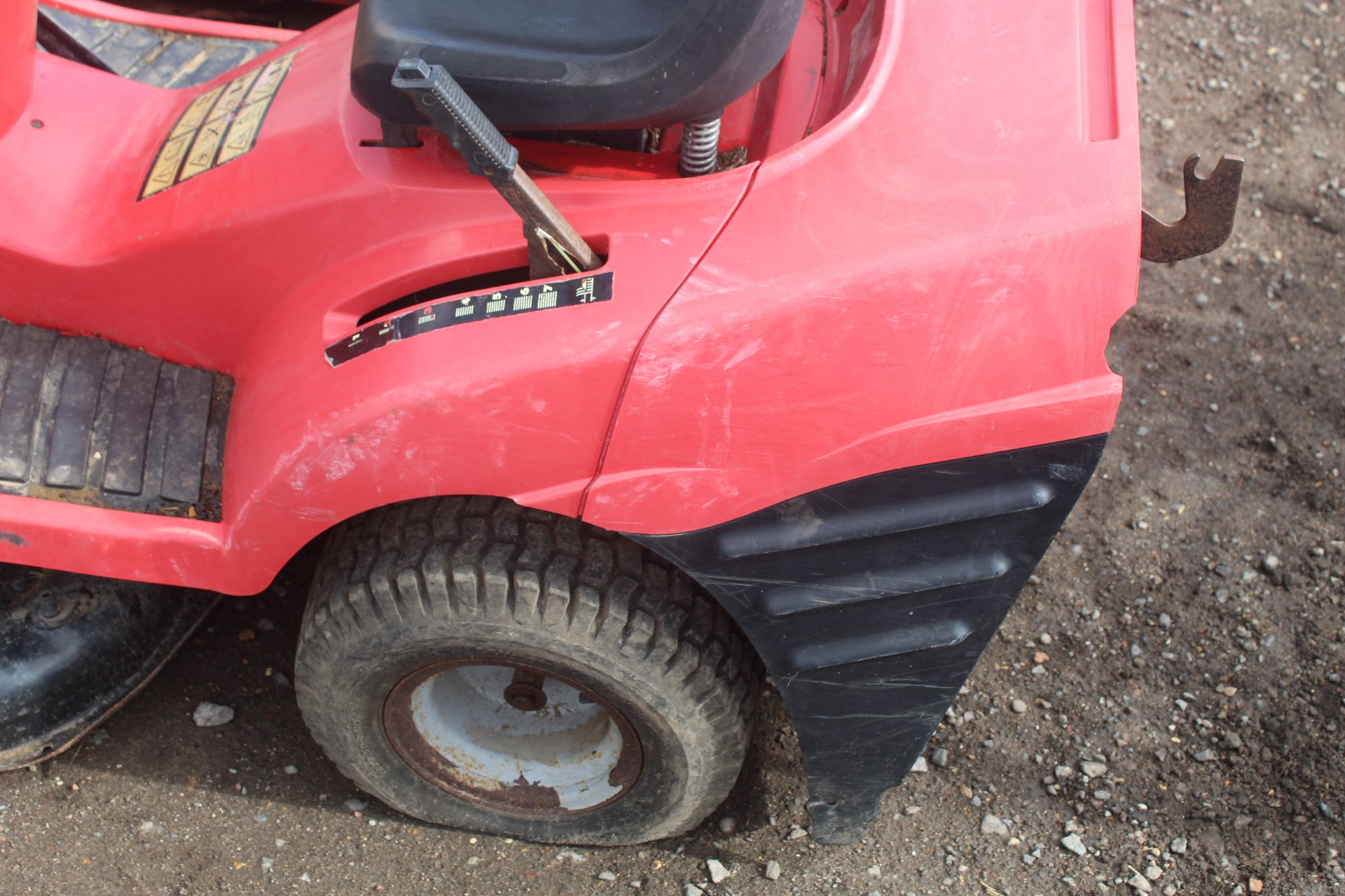 Honda Hydrostatic 2113 ride on mower. For spares or repair. Key held. - Image 14 of 20