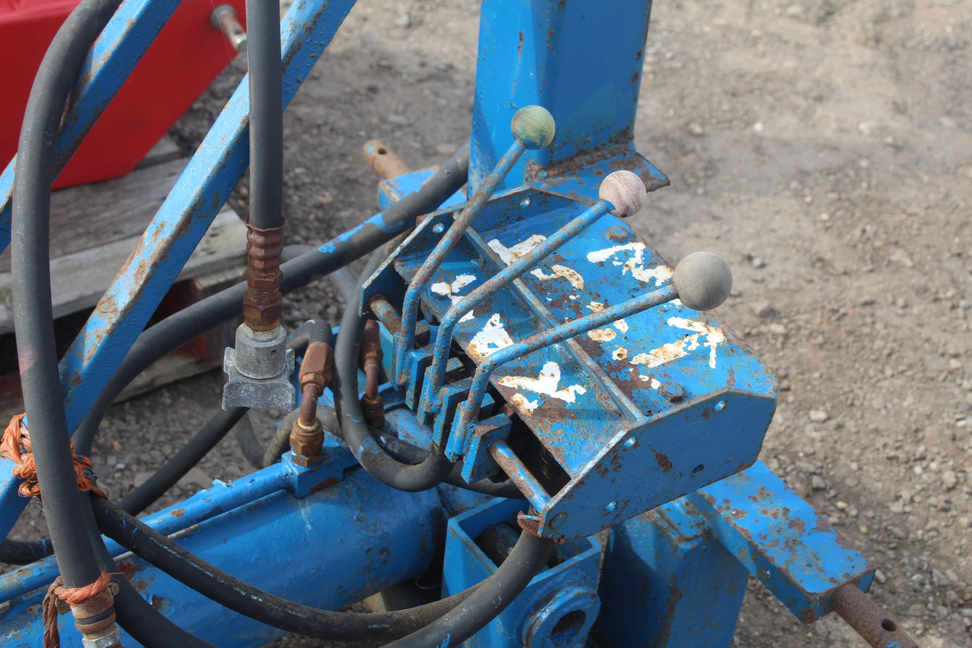 Linkage mounted heavy duty hydraulic log splitter. - Image 5 of 12