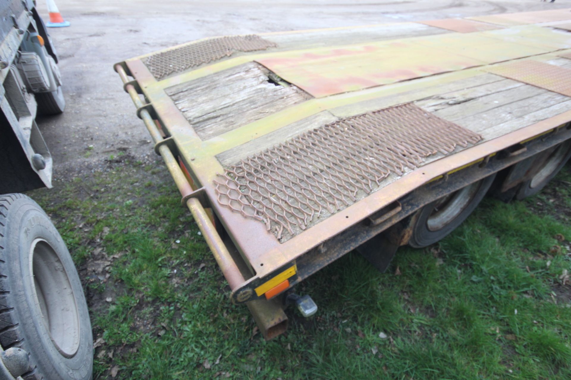 SM Trailers 37.3T 13.7m tri-axle step frame beavertail low loader trailer. Registration C198677. - Image 31 of 56