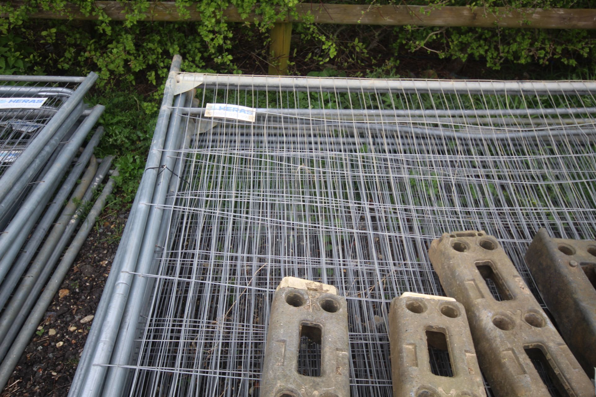 Quantity of Heras fence panels, clips and feet. - Image 3 of 8