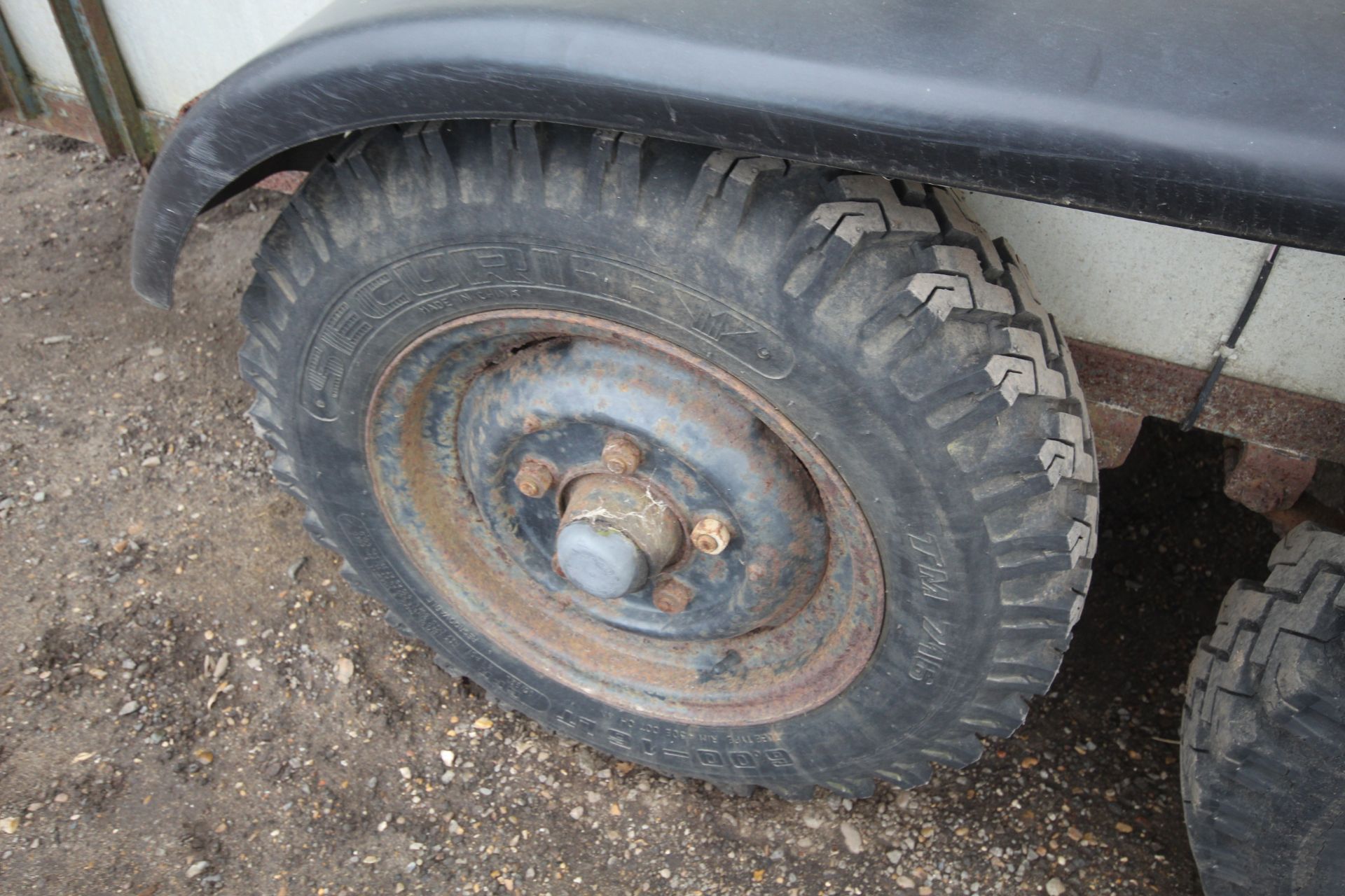 Twin axle livestock trailer. - Image 14 of 38