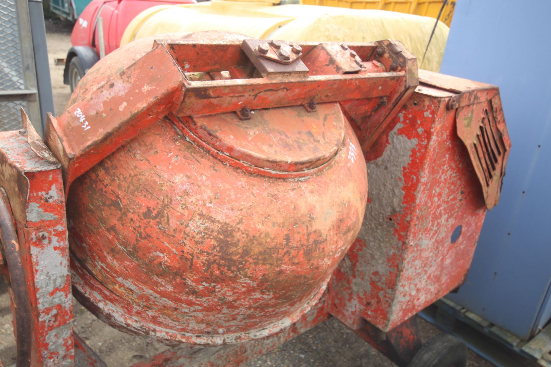 Large diesel site cement mixer. - Bild 14 aus 14