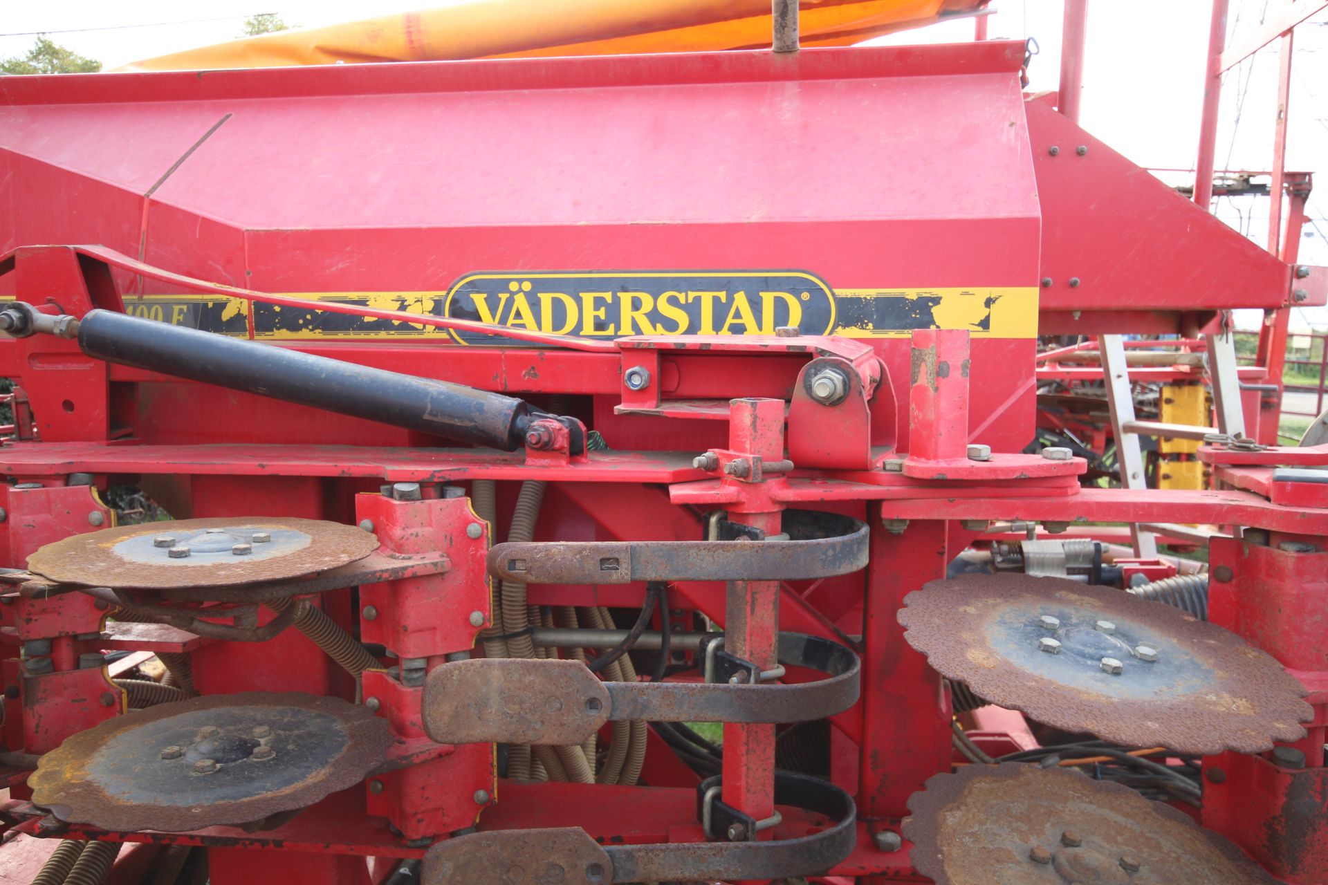 Vaderstad Rapid 400F 4m System Disc drill. With smooth tyre packer, front packer and spares. Control - Image 35 of 56