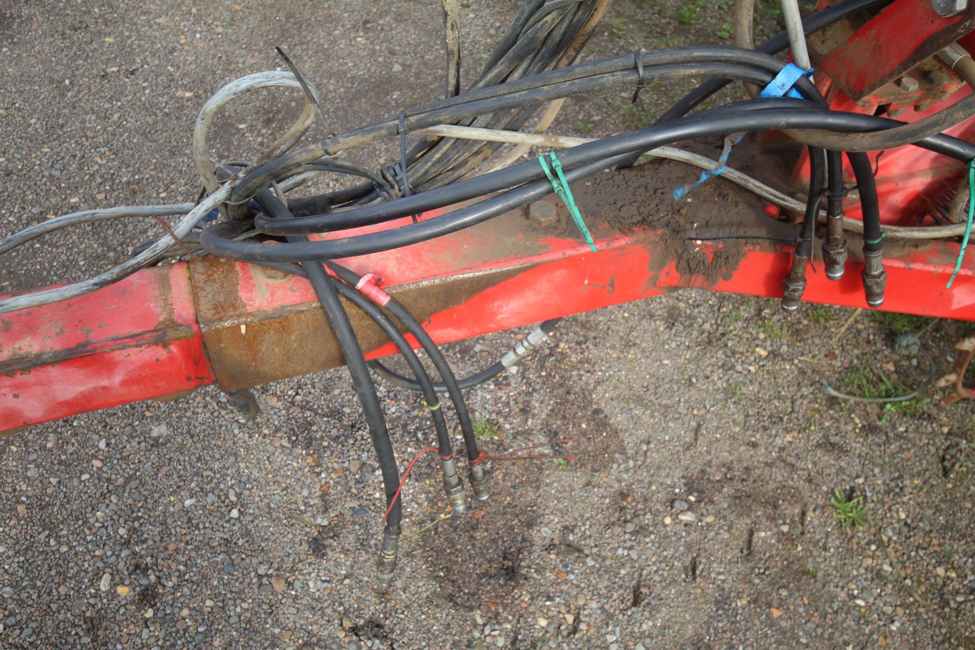 Vaderstad Rapid 400F 4m drill. Comprising rigid tines, two rows of disc coulters, tyre packer, - Image 3 of 38