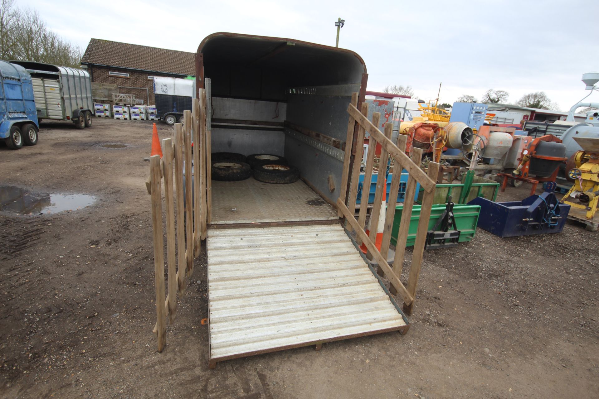 Twin axle livestock trailer. - Image 23 of 38