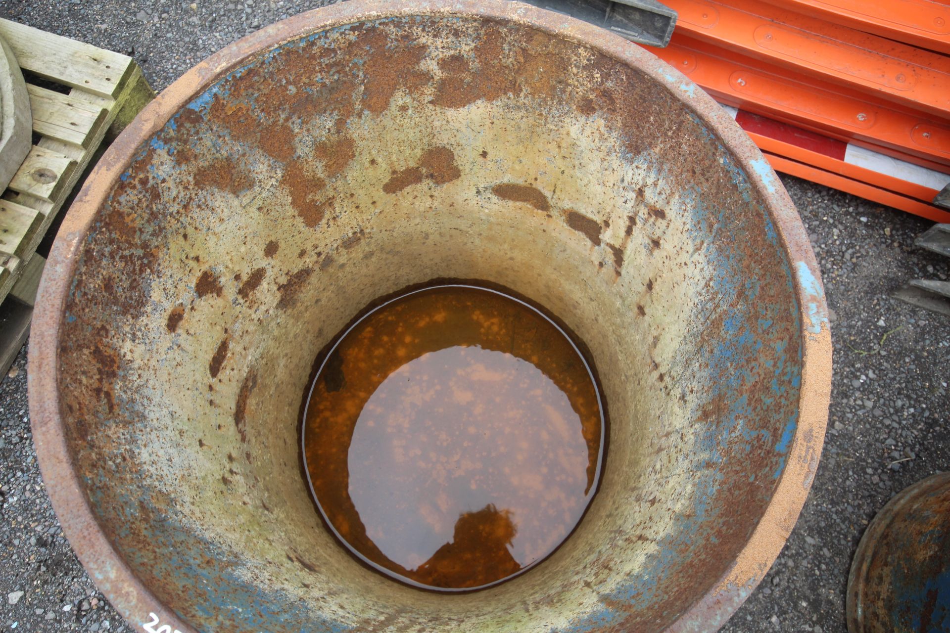 Large metal planter. - Image 3 of 3