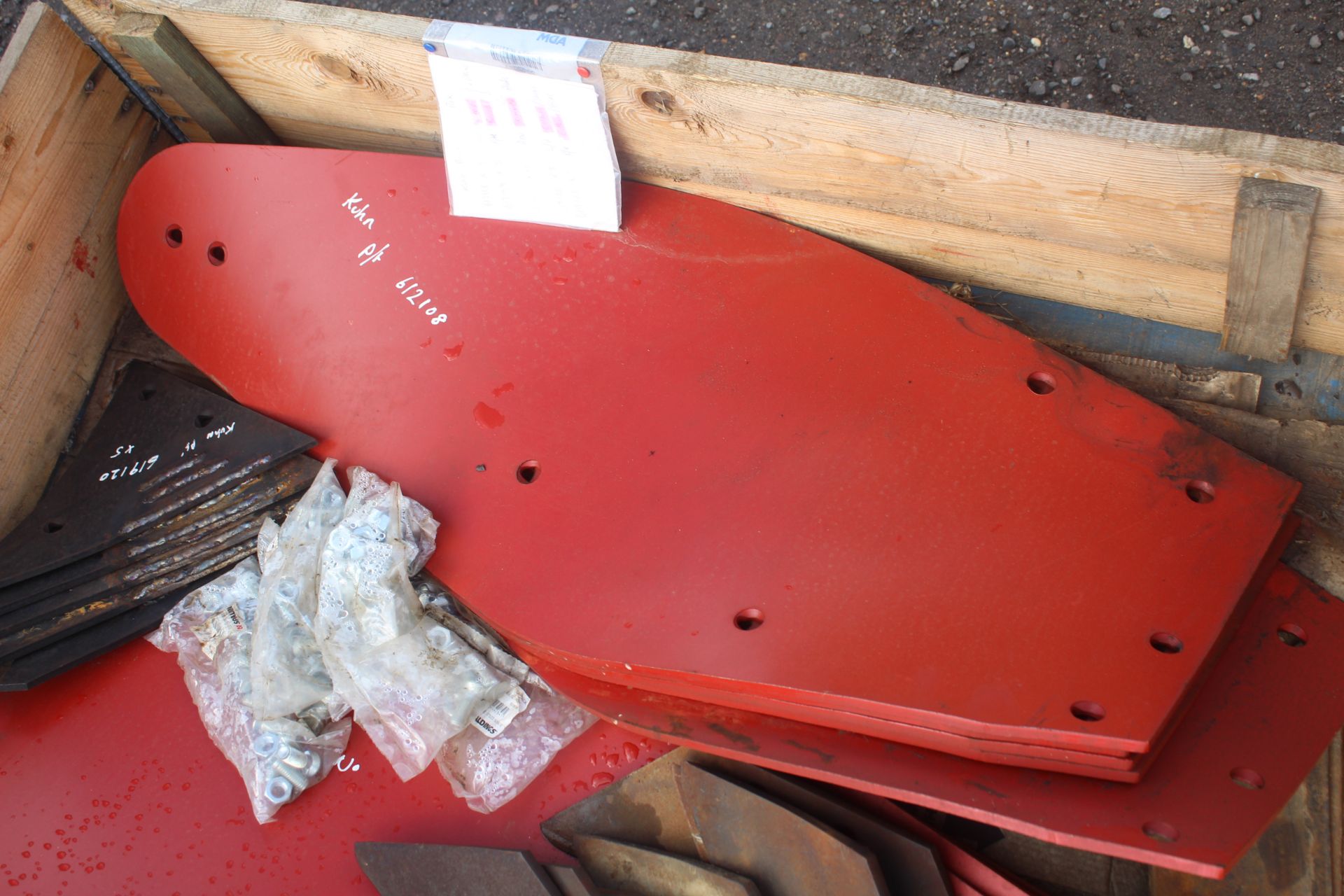 Quantity of unused Kuhn Plough parts. To include 5 pairs of H4 Mouldboards, 5 pairs of Cutters, 5 - Bild 5 aus 6