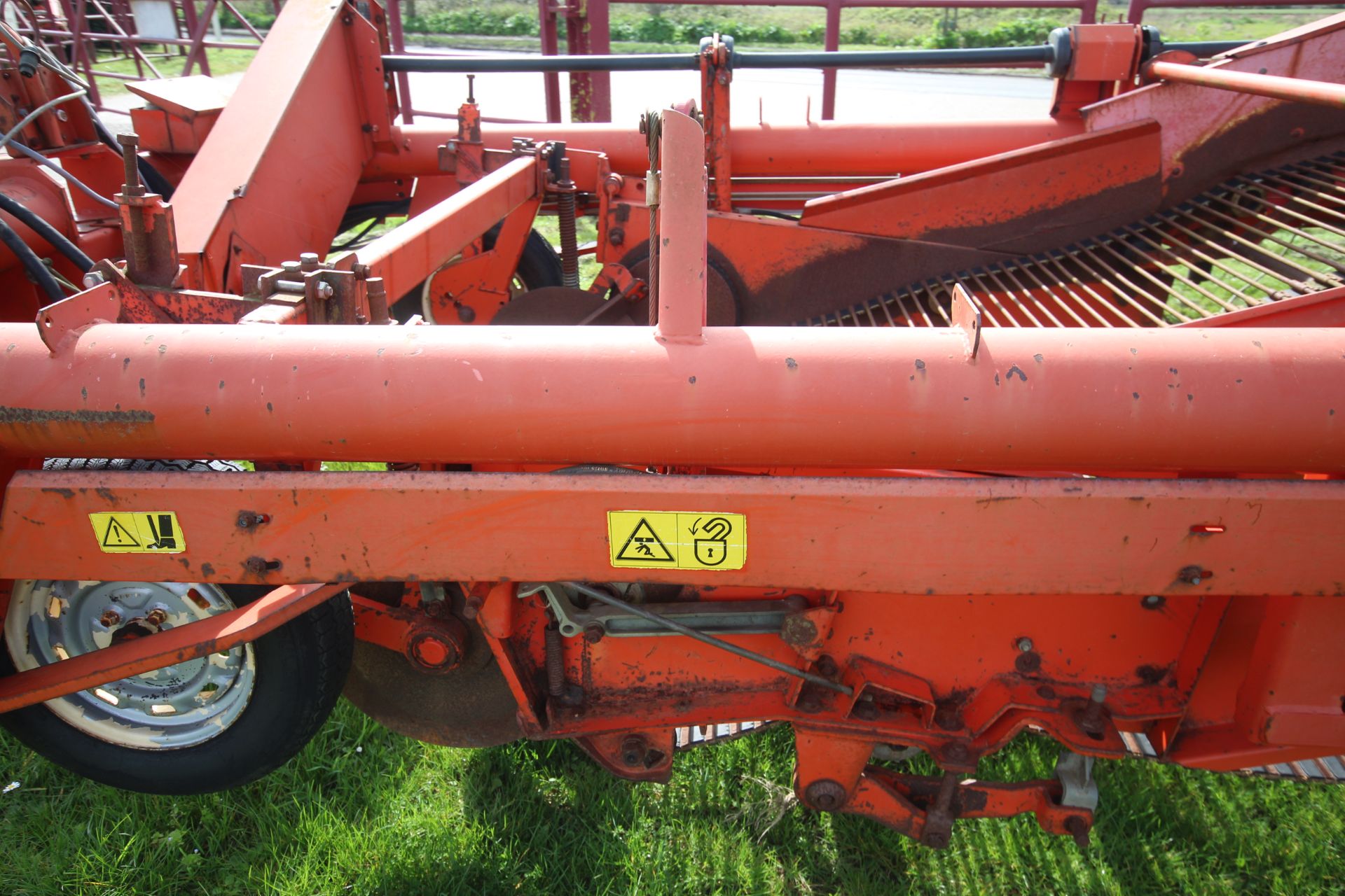 Grimme DL1700 Variant carrot/ onion harvester. With star cleaners. Control Box held. V - Bild 38 aus 61