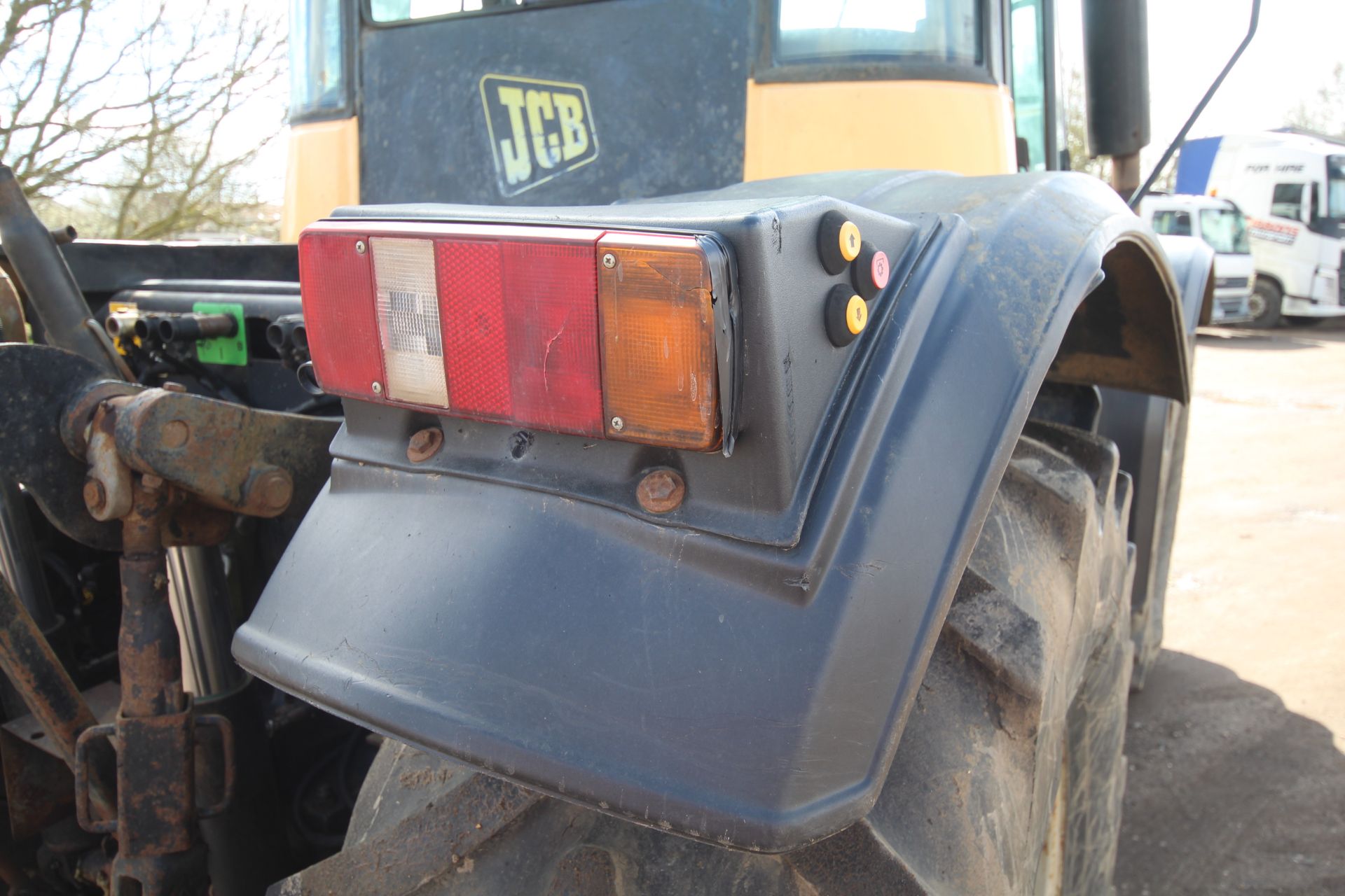 JCB Fastrac 3185 Autoshift 4WD tractor. Registration X642 AHT. Date of first registration 04/09/ - Image 40 of 71