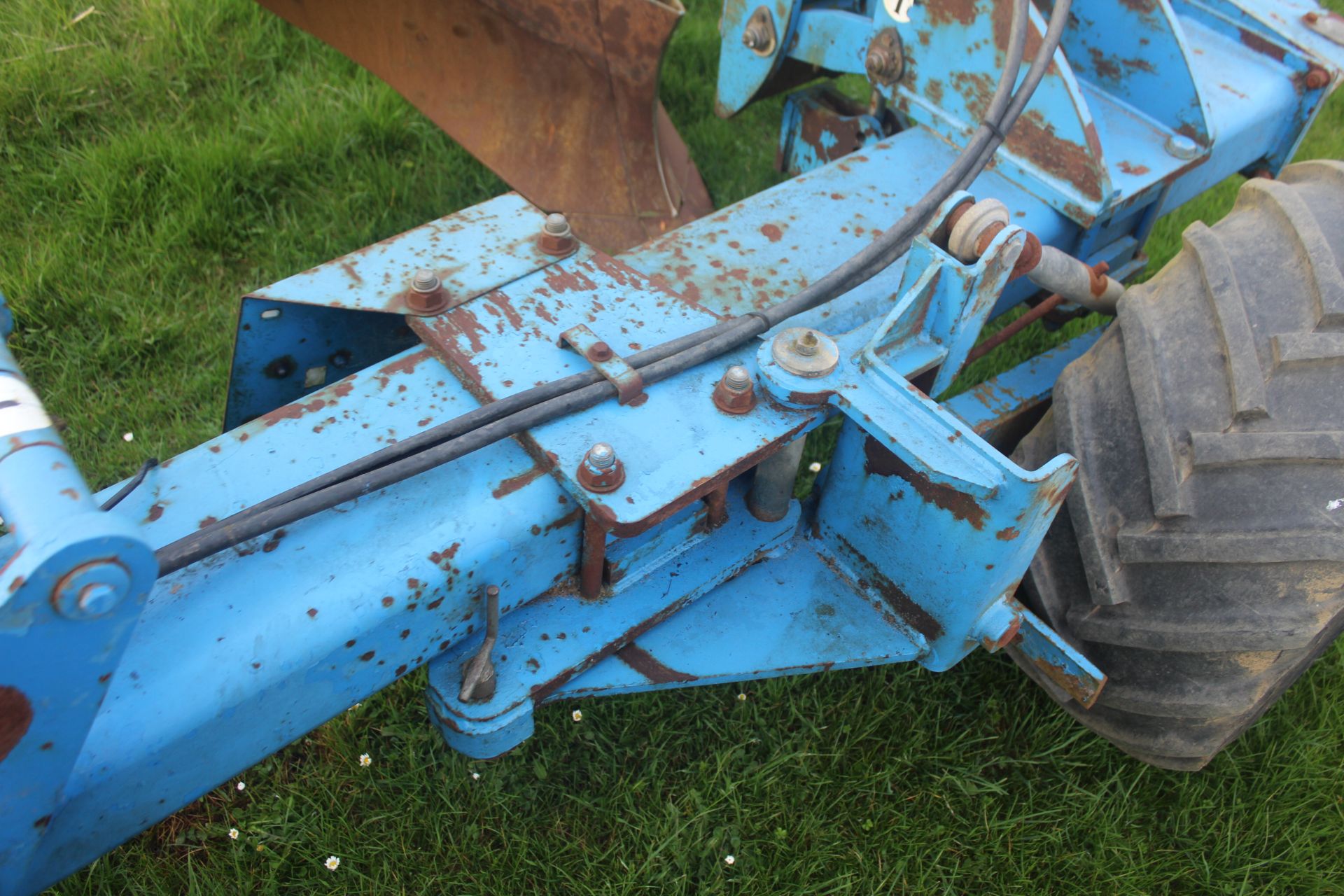 Standen hydraulic folding four row bed former. Serial number 298. 2011. With bout marker brackets - Image 8 of 36