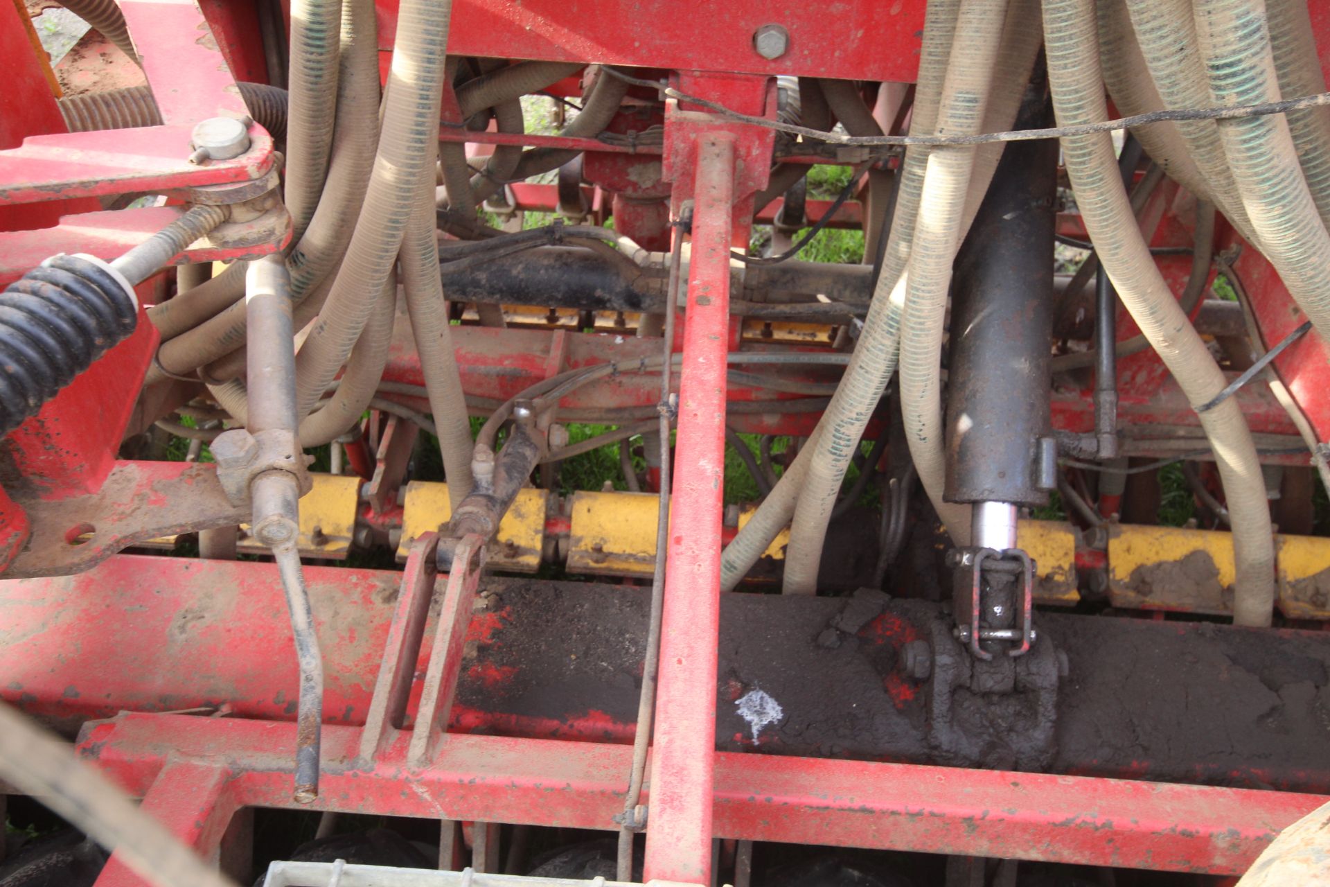 Vaderstad Rapid 400F 4m drill. Comprising rigid tines, two rows of disc coulters, tyre packer, - Image 20 of 38