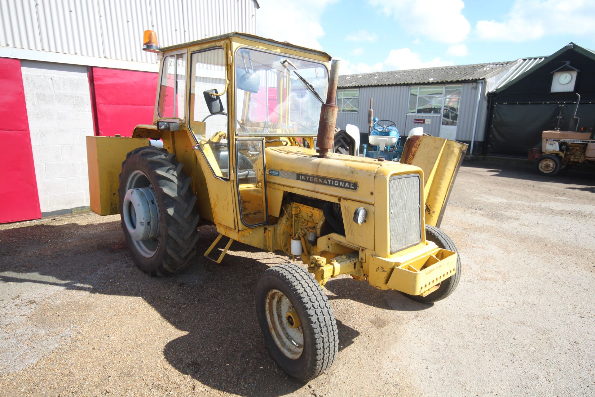 International 2400 Series A 2WD tractor. Registration GDX 955N. Date of first registration 01/11/ - Image 2 of 66