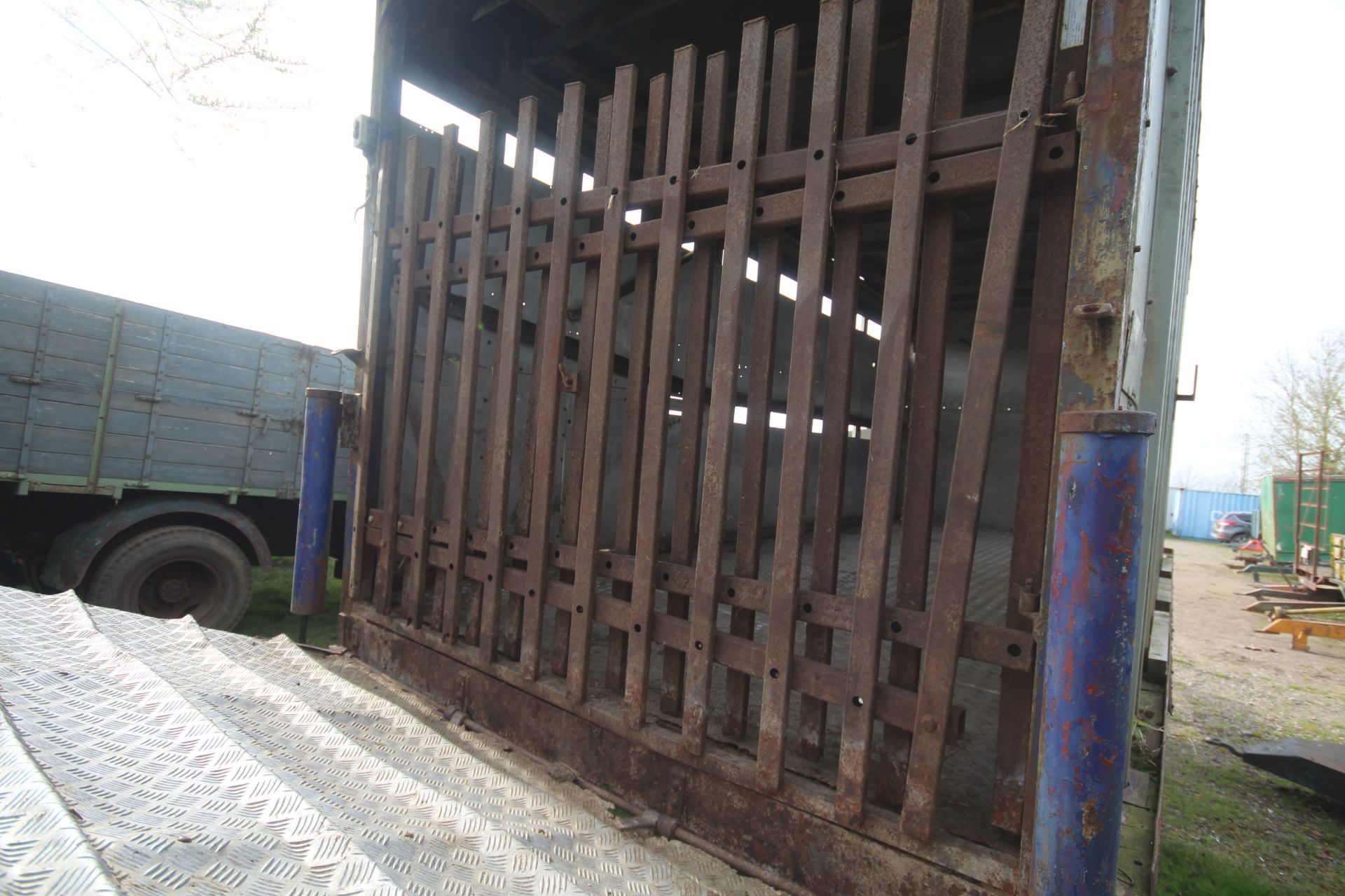 19ft 6in twin axle tractor drawn livestock trailer. Ex-lorry drag. With steel suspension and twin - Image 24 of 34