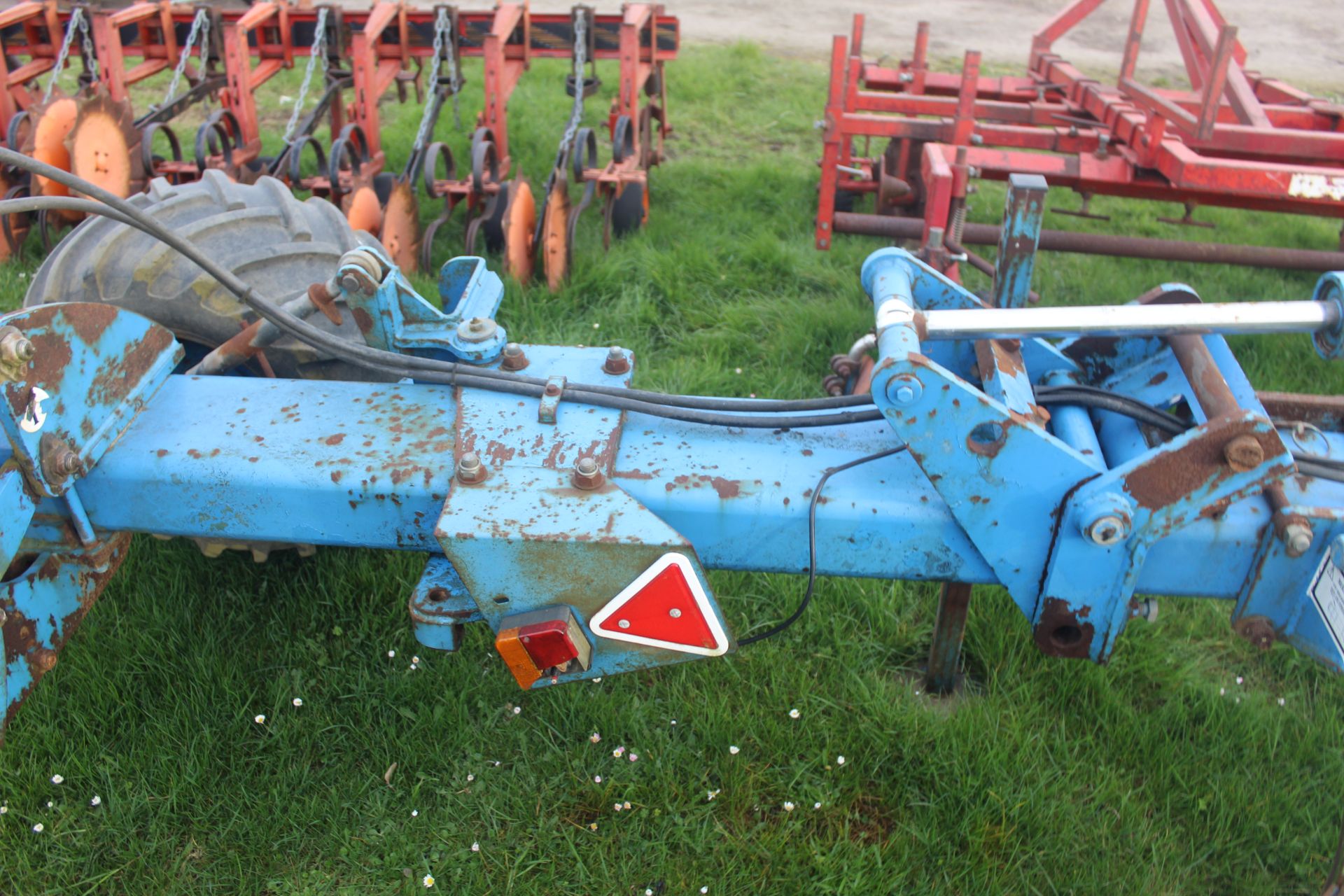 Standen hydraulic folding four row bed former. Serial number 298. 2011. With bout marker brackets - Image 17 of 36