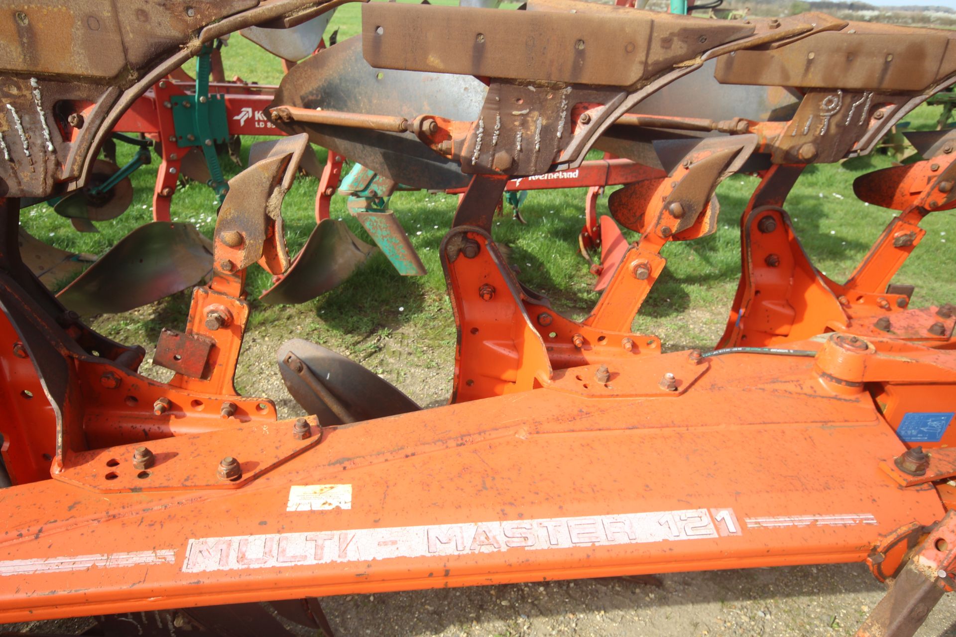 Kuhn Multimaster 121 4+1F reversible plough. Type M121 5ET. Serial number H1985. May 2002. Manual - Bild 24 aus 26