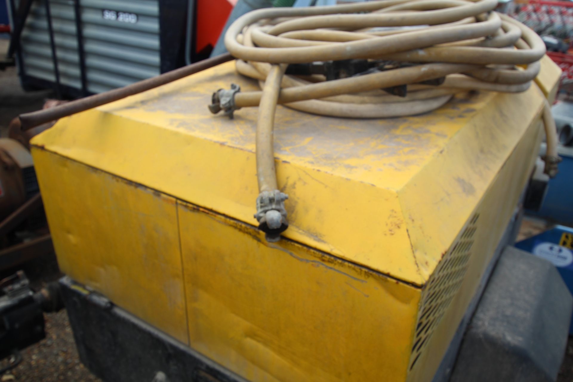 Road tow compressor. With pipes, lance and breaker - Image 4 of 28
