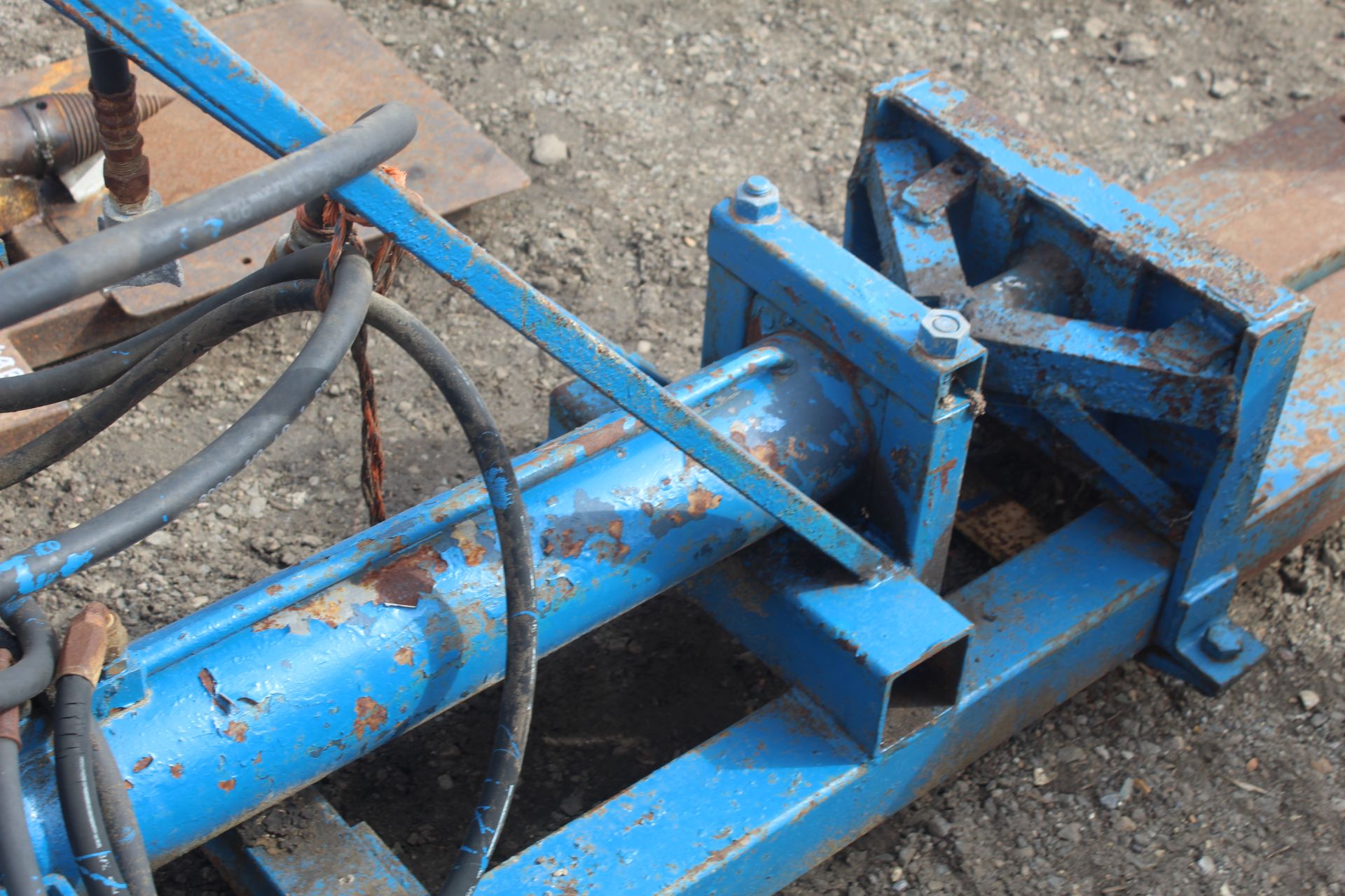 Linkage mounted heavy duty hydraulic log splitter. - Image 10 of 12