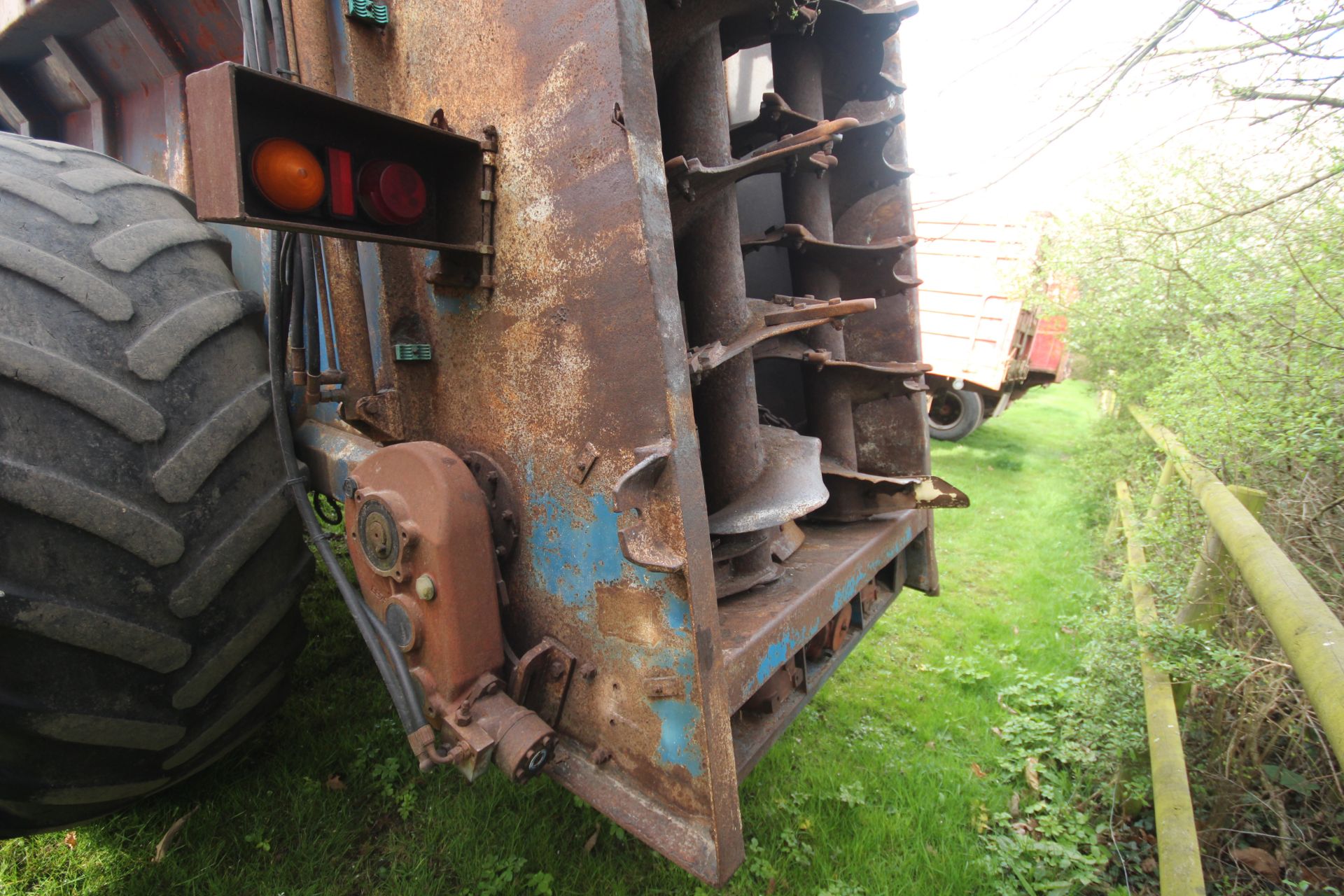 Bunning 12T single axle muck spreader. With twin vertical beaters, slurry door and removable - Image 21 of 31