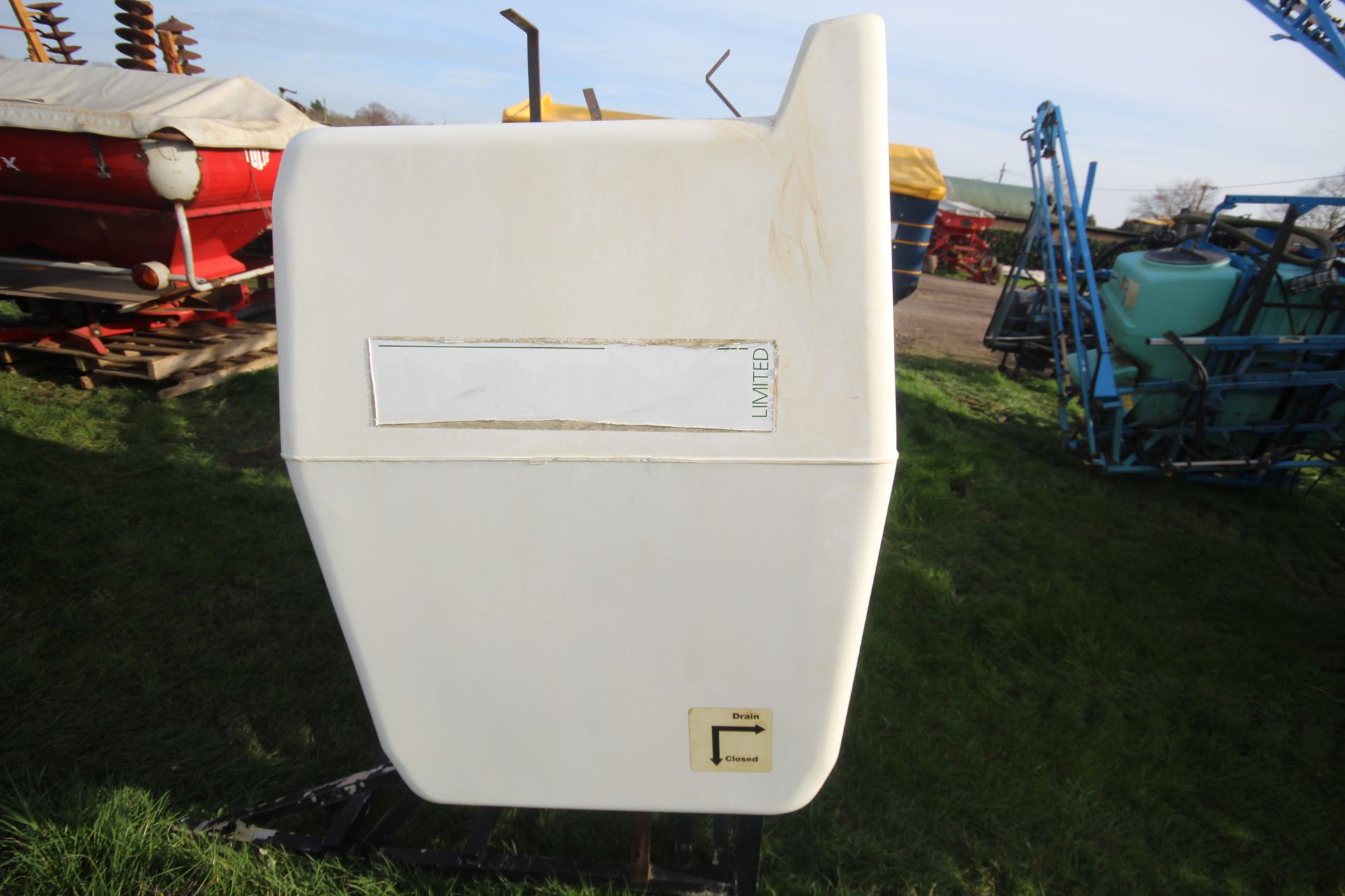 1000L fiberglass spray tank. Front or rear mounting. Unused. - Image 7 of 11
