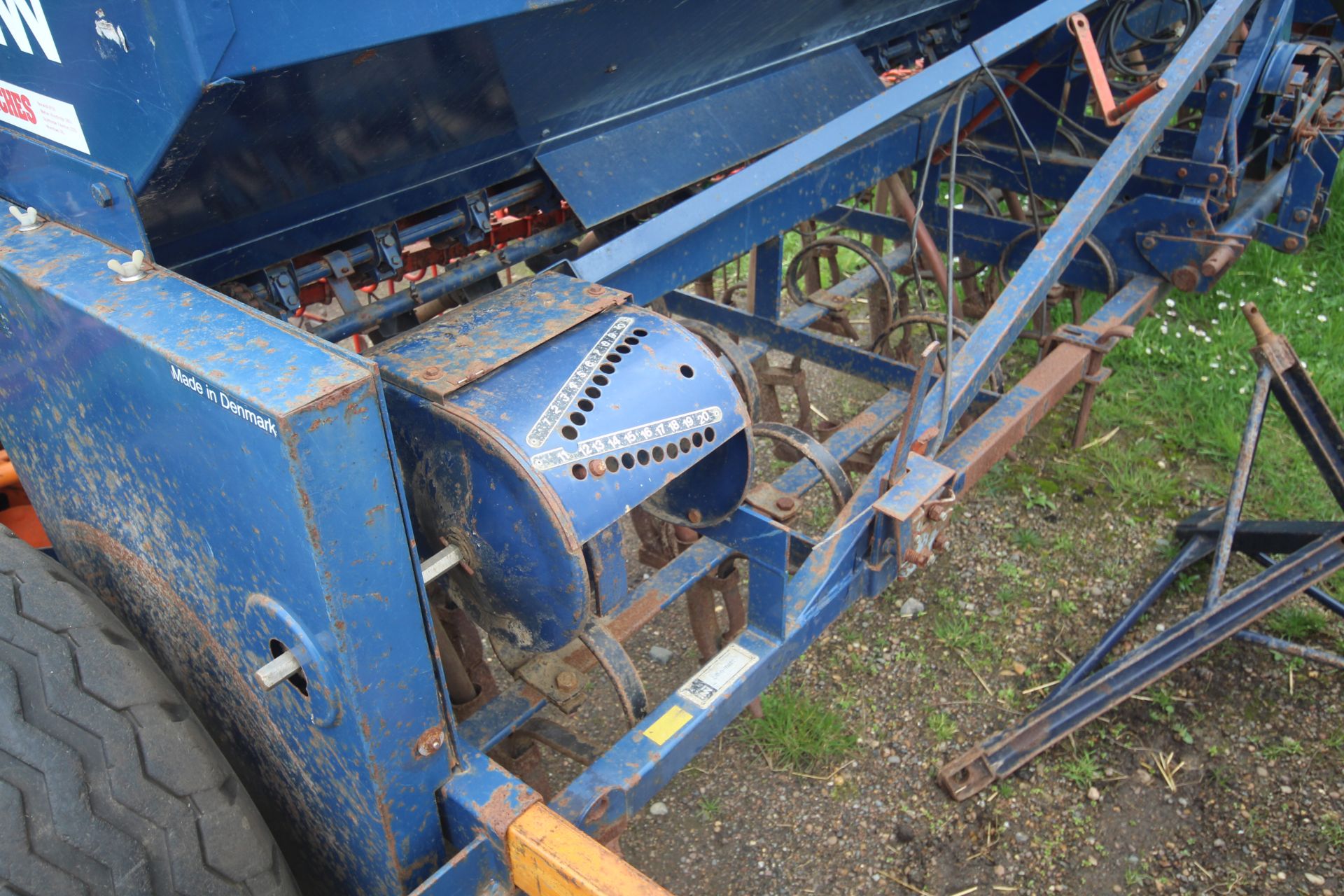 Ransomes Nordsten Lift-o-matic CLE400 4m spring tine drill. With end tow. V - Image 7 of 29