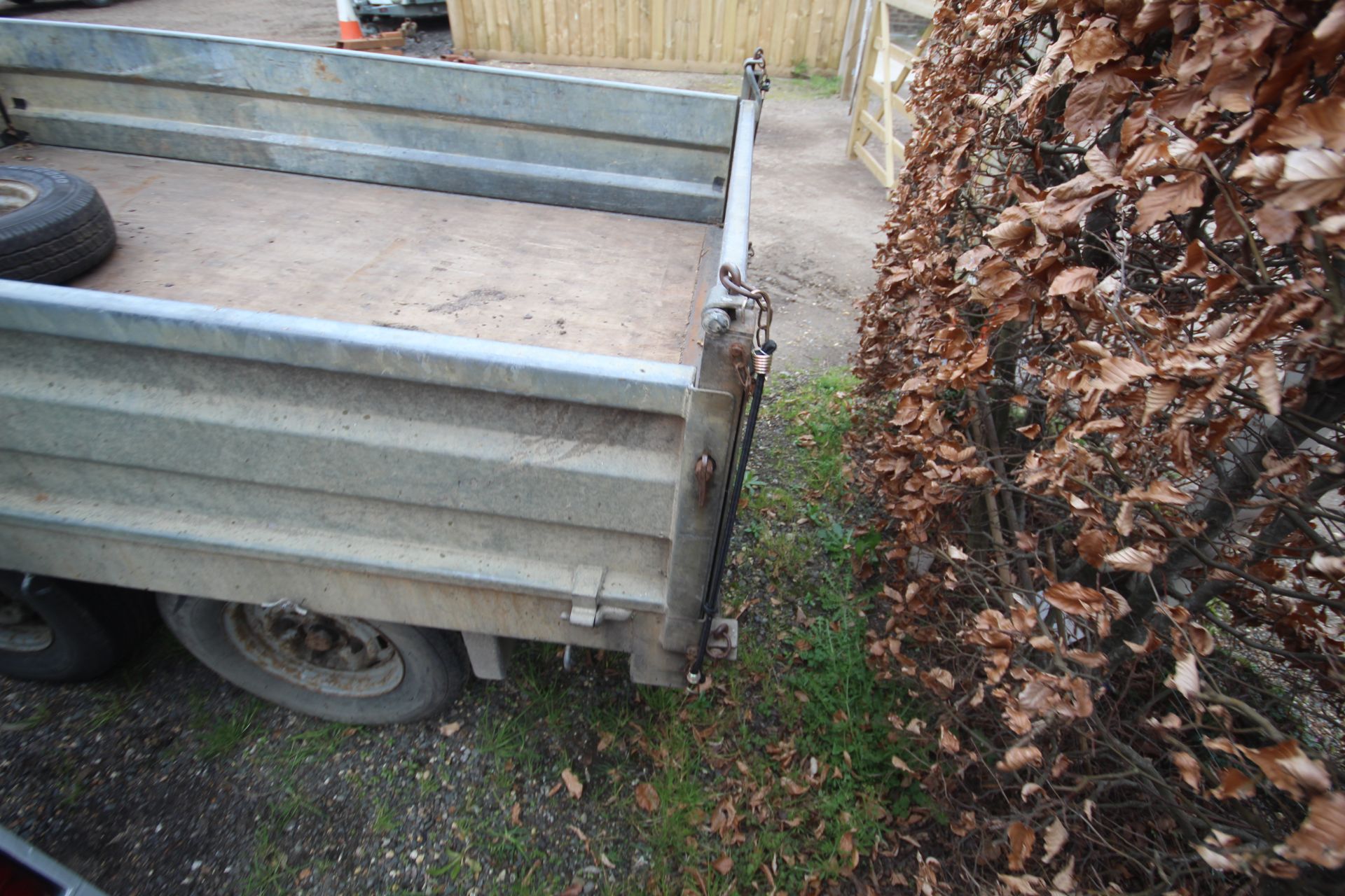 Warwick 8ft x 5ft twin axle flatbed tipping trailer. With drop sides. Control box held. - Bild 17 aus 29