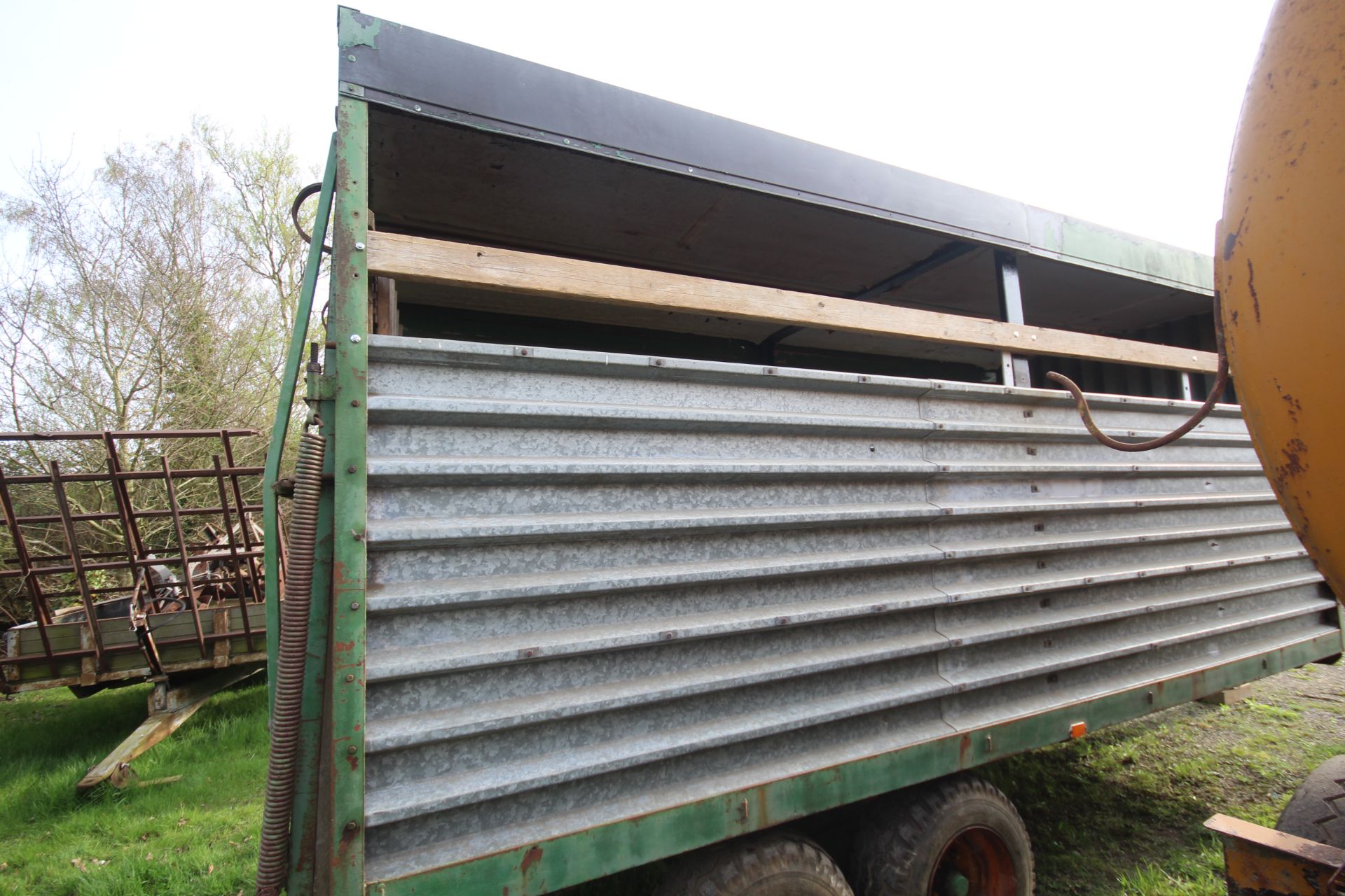 5m x 2m twin axle tractor drawn livestock trailer. V - Image 28 of 30